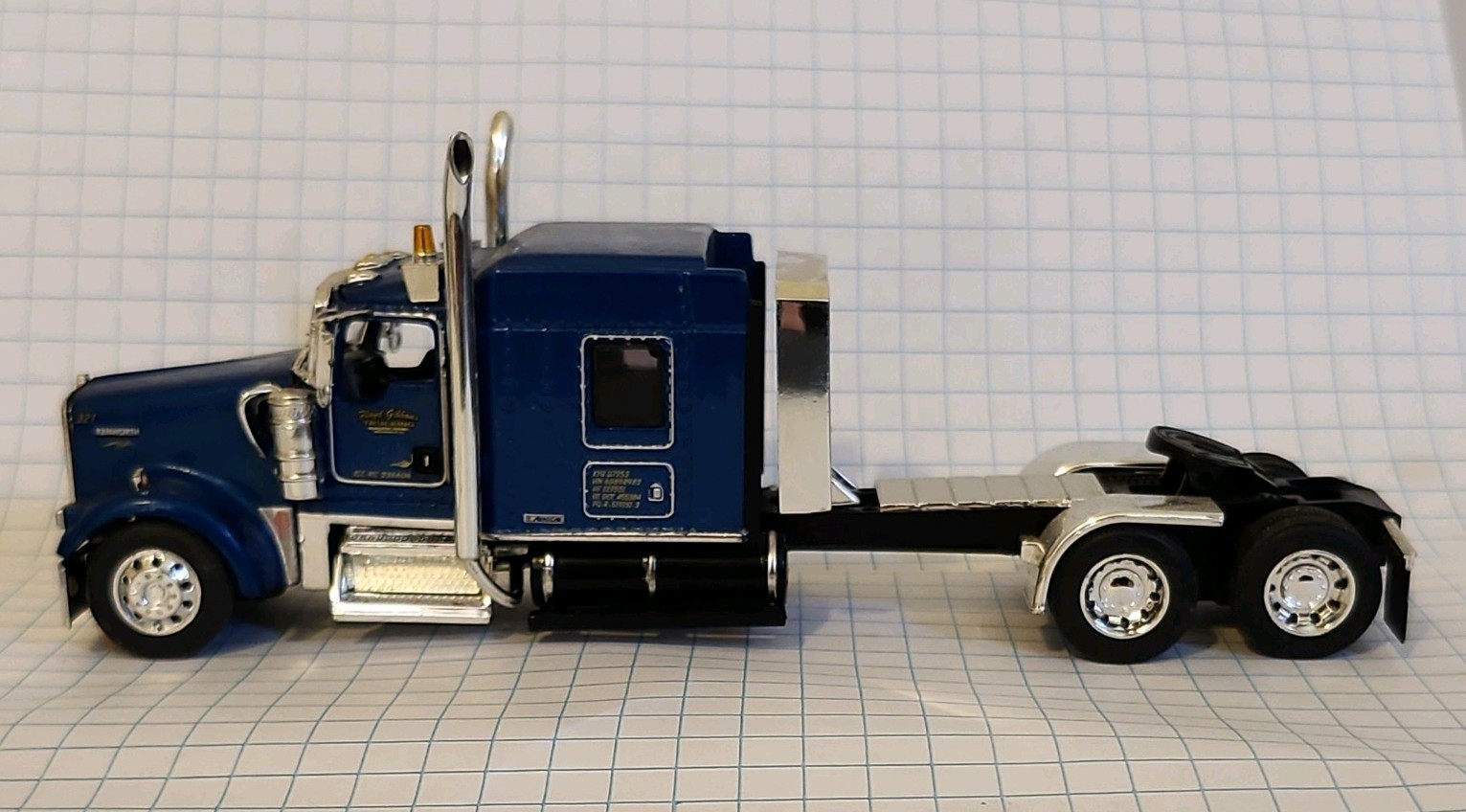 DCP 1:64 Floyd Gibbons Tri-axle Husky Spreader Kenworth Lowboy Tractor Trailer