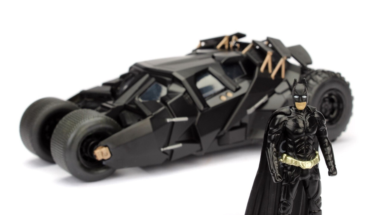 TUMBLER BATMOBILE & BATMAN FIGURE THE DARK KNIGHT 1/24 DIECAST MODEL JADA 98261