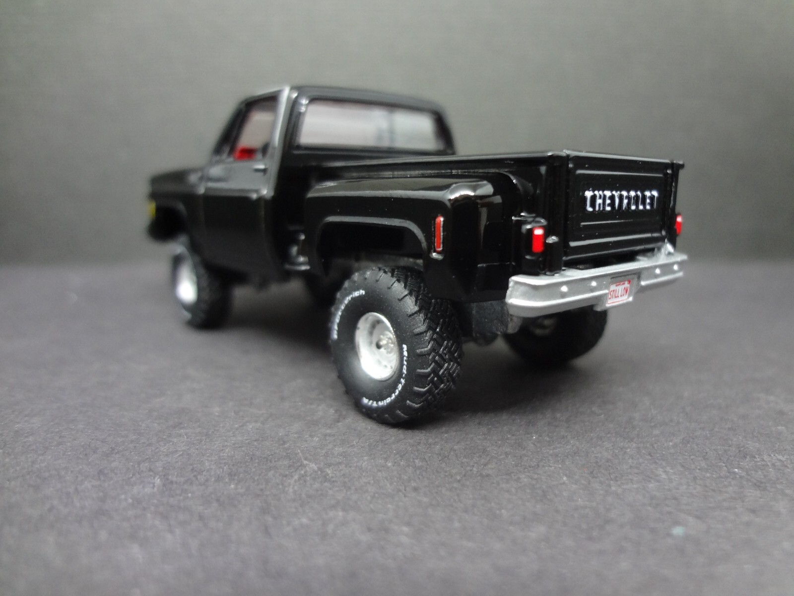 Auto World 1980 Chevy Custom Deluxe Stepside black – Loose 1:64