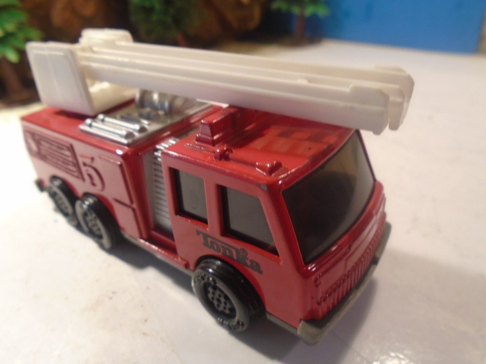 TONKA 1/64 SCALE RED DIECAST FIRE AIRAL LADDER TRUCK 1-185-1
