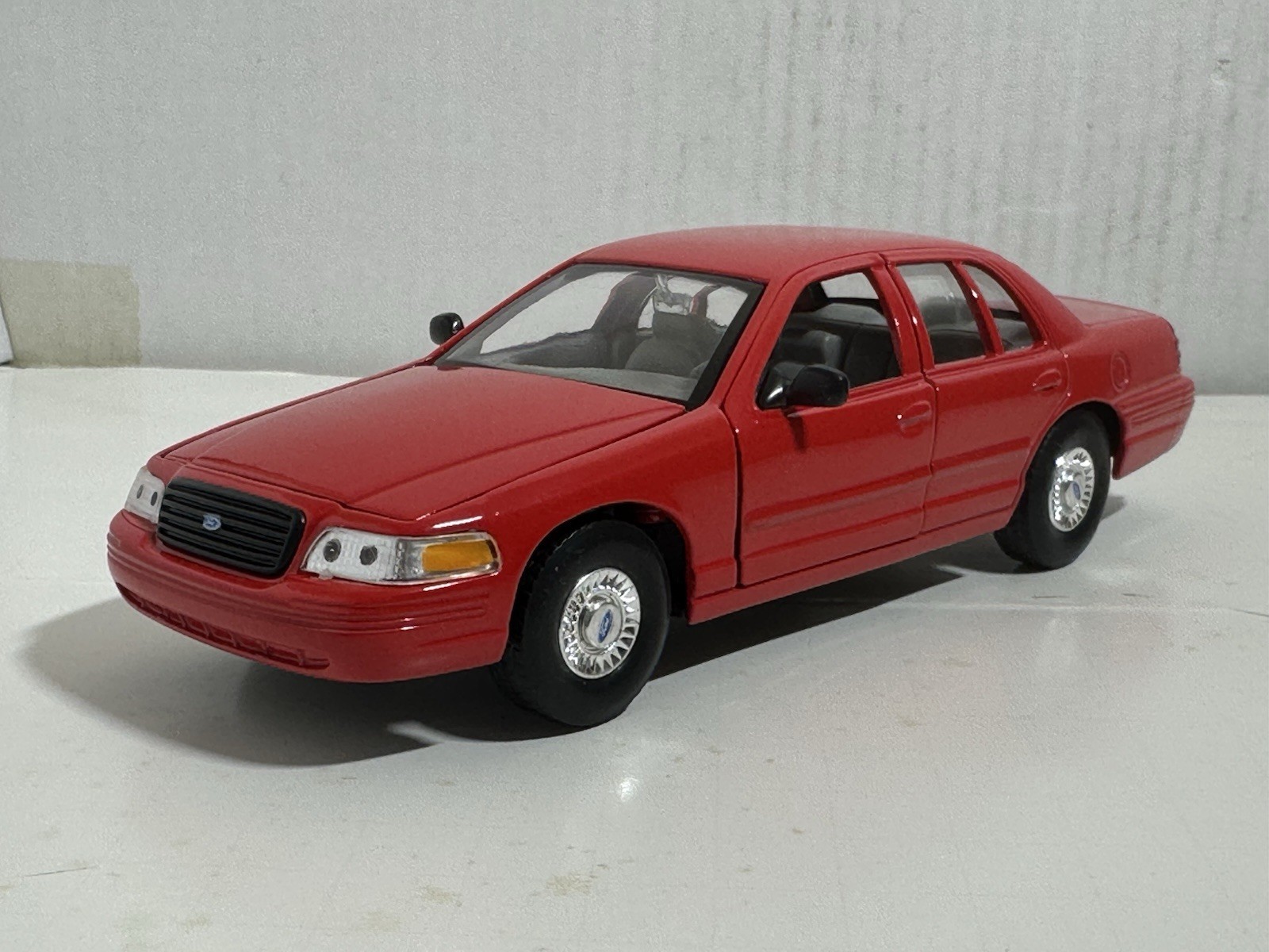 WELLY 1999 FORD CROWN VICTORIA RED 1:24 DIECAST MODEL NEW NO BOX