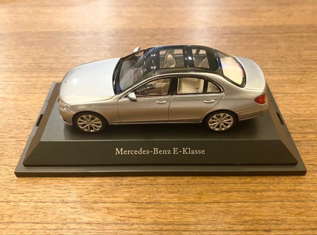 1/43 Mercedes-Benz E-class silver Collectables 17+