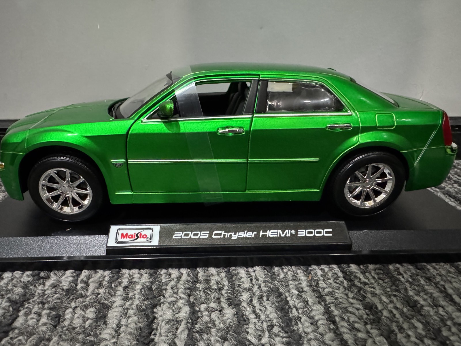 Maisto 1:18 Diecast Special Edition 2005 Chrysler HEMI 300C GREEN NEW IN BOX