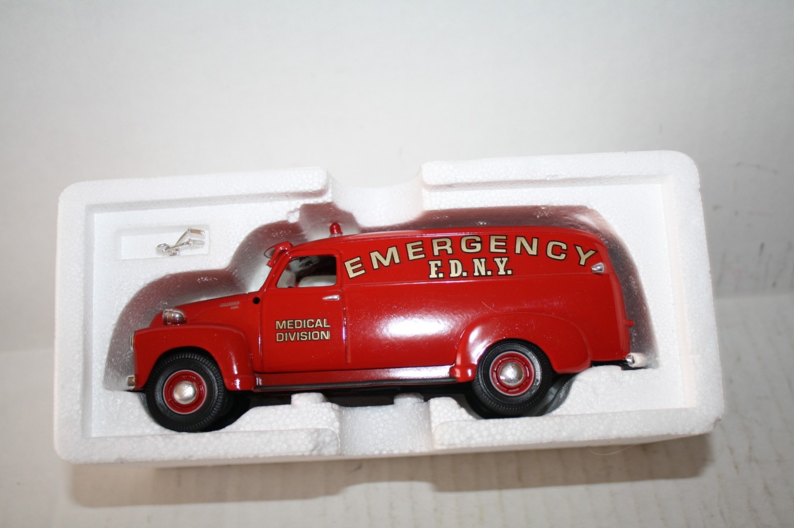 1949 CHEVY N.Y.F.D. PANEL TRUCK DIECAST-1/34-NICE-RED-BOX-1995 FIRST GEAR