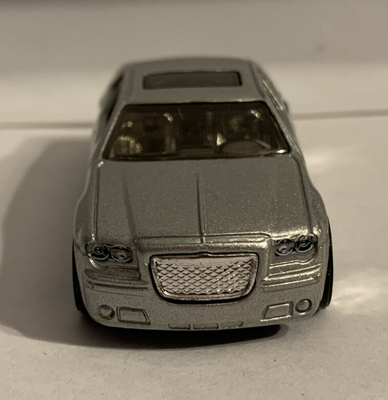 Hot Wheels DCC 2005 Chrysler 300C Hemi Diecast Car 1/64 Loose Rolls Nice