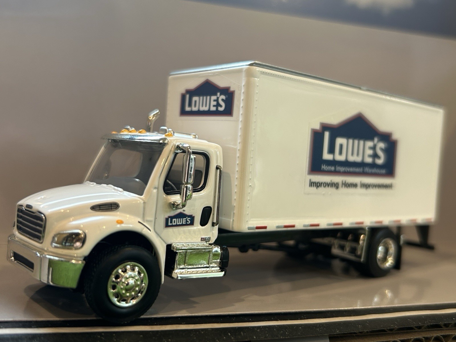 freightliner m2 106 Box Truck 1/64 …Spec Cast. DCP