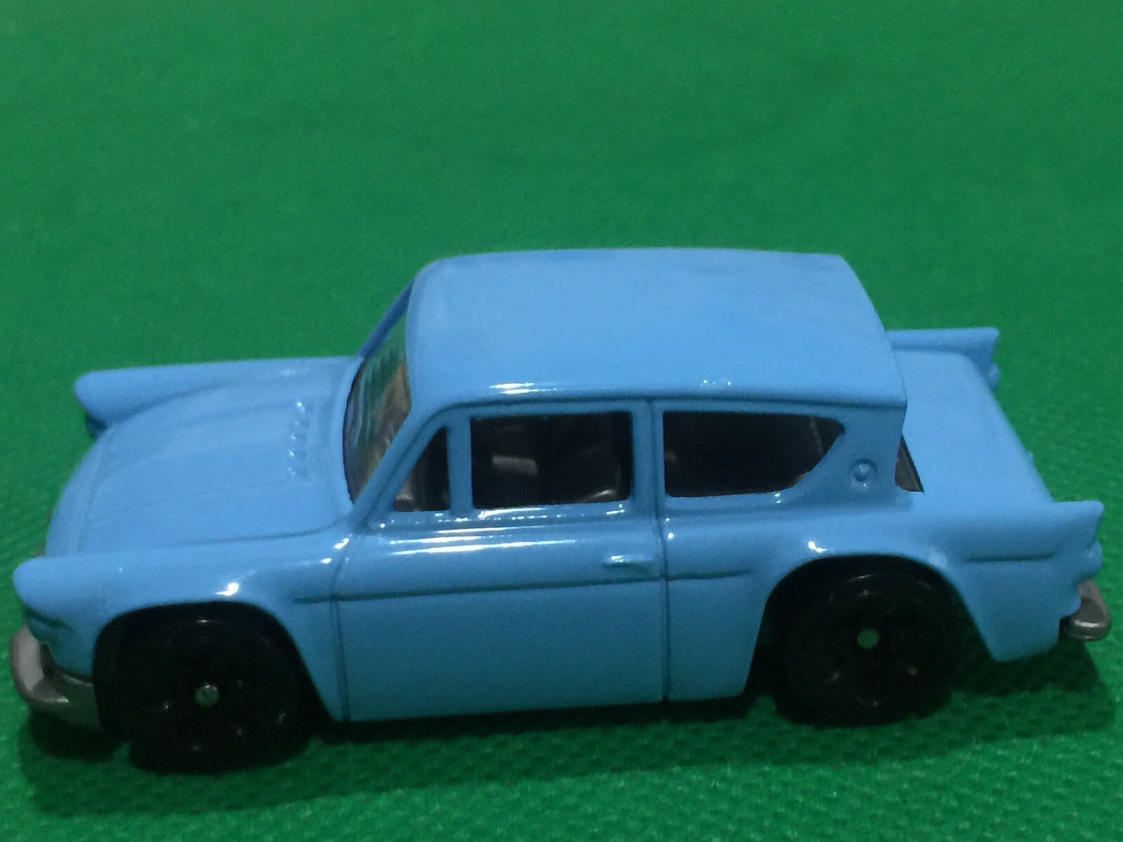 Light Blue Mattel Hot Wheels FORD ANGLIA 105e Automobile From Harry Potter