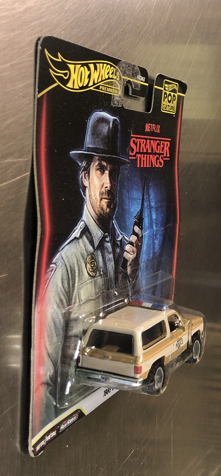 HOT WHEELS POP CULTURE NETFLIX STRANGER THINGS 1985 CHEVY K5 BLAZER CREASED CARD