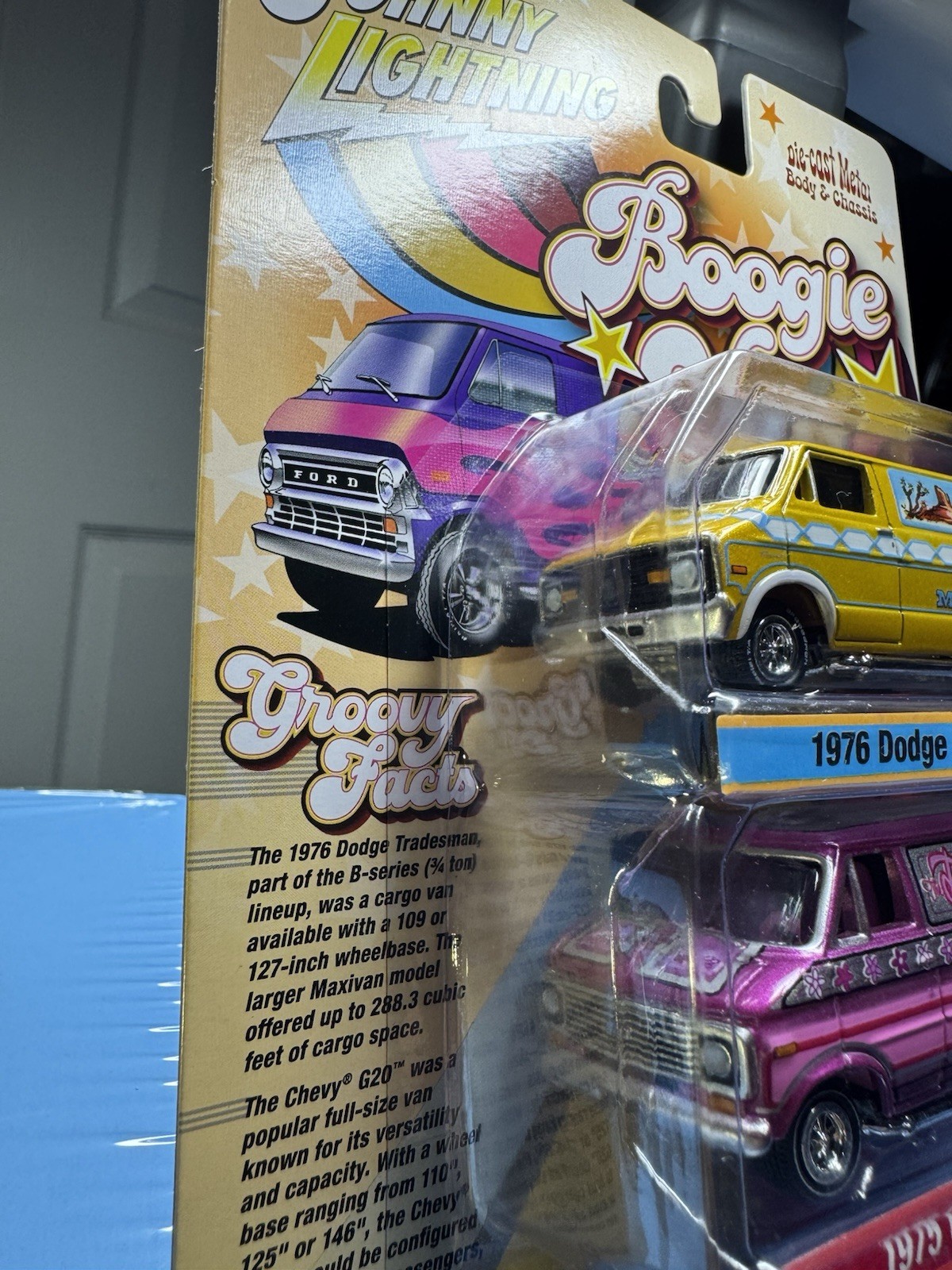 Johnny Lightning Boogie Vans 2-Pack 1976 Dodge Tradesman/1975 Chevy G20 1:64