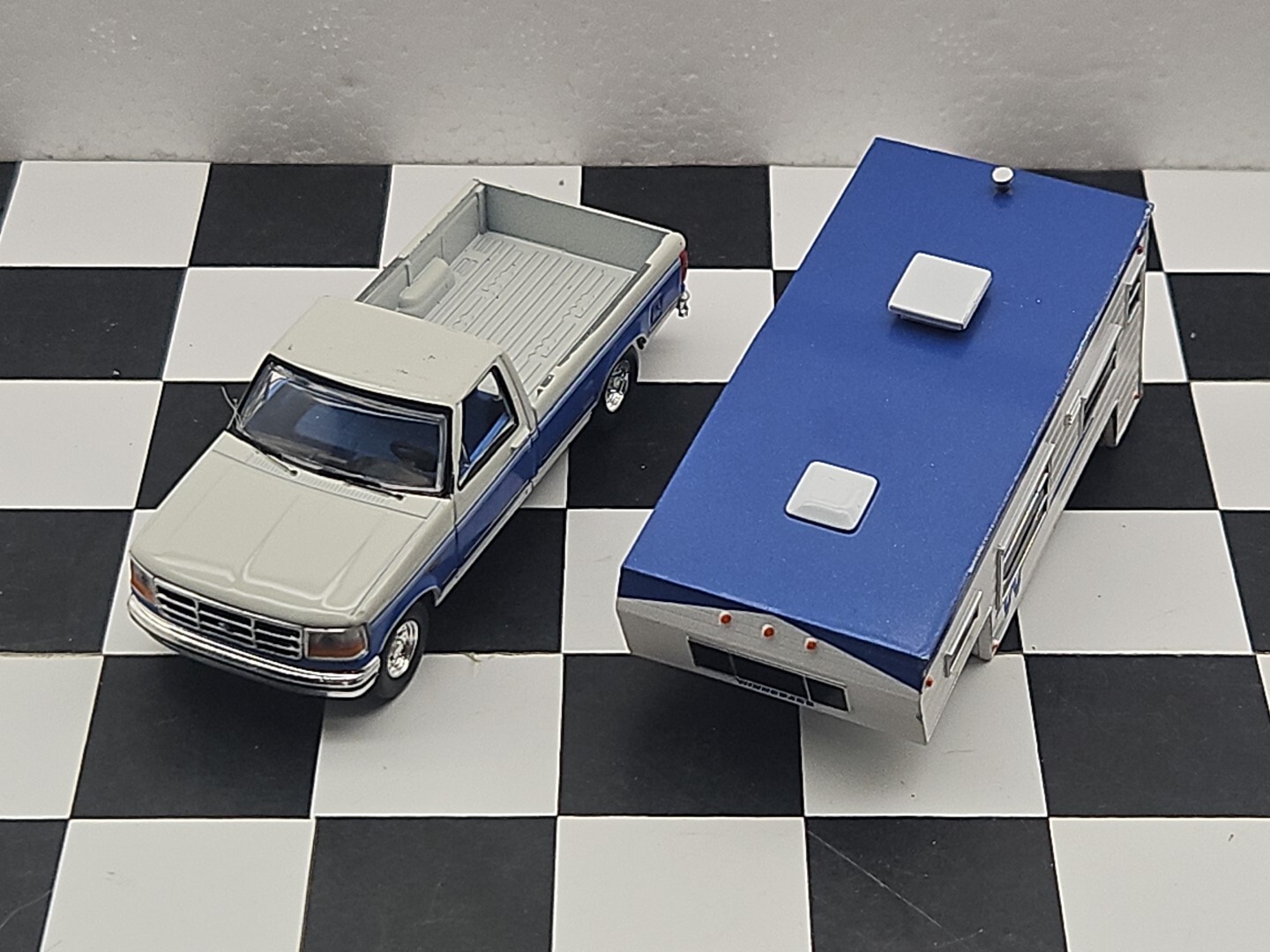 GREENLIGHT 1992 4×4 Ford F-250 XLT Lariat Truck 1:64 CAMPER Pickup Ertl Farm 4WD