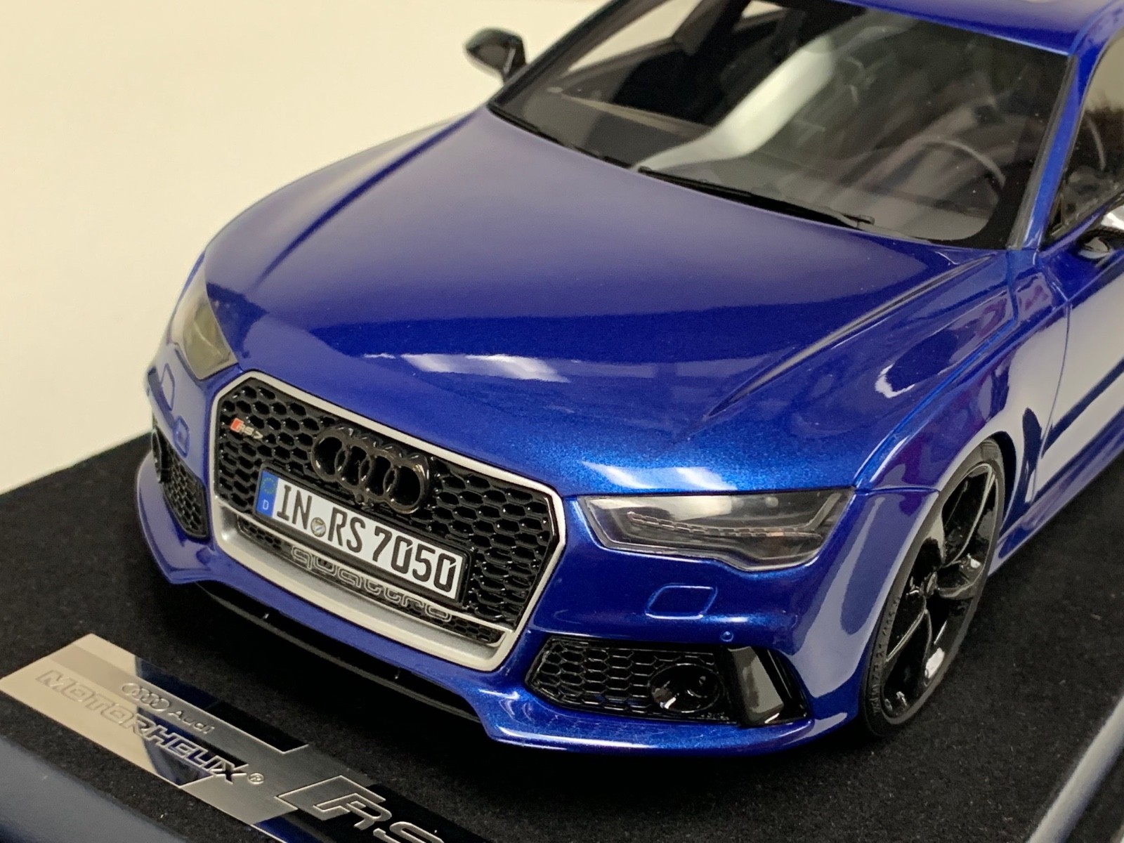 1/18 MotorHelix Audi RS7 from 2020 in Dark Blue limited to 50 Pieces