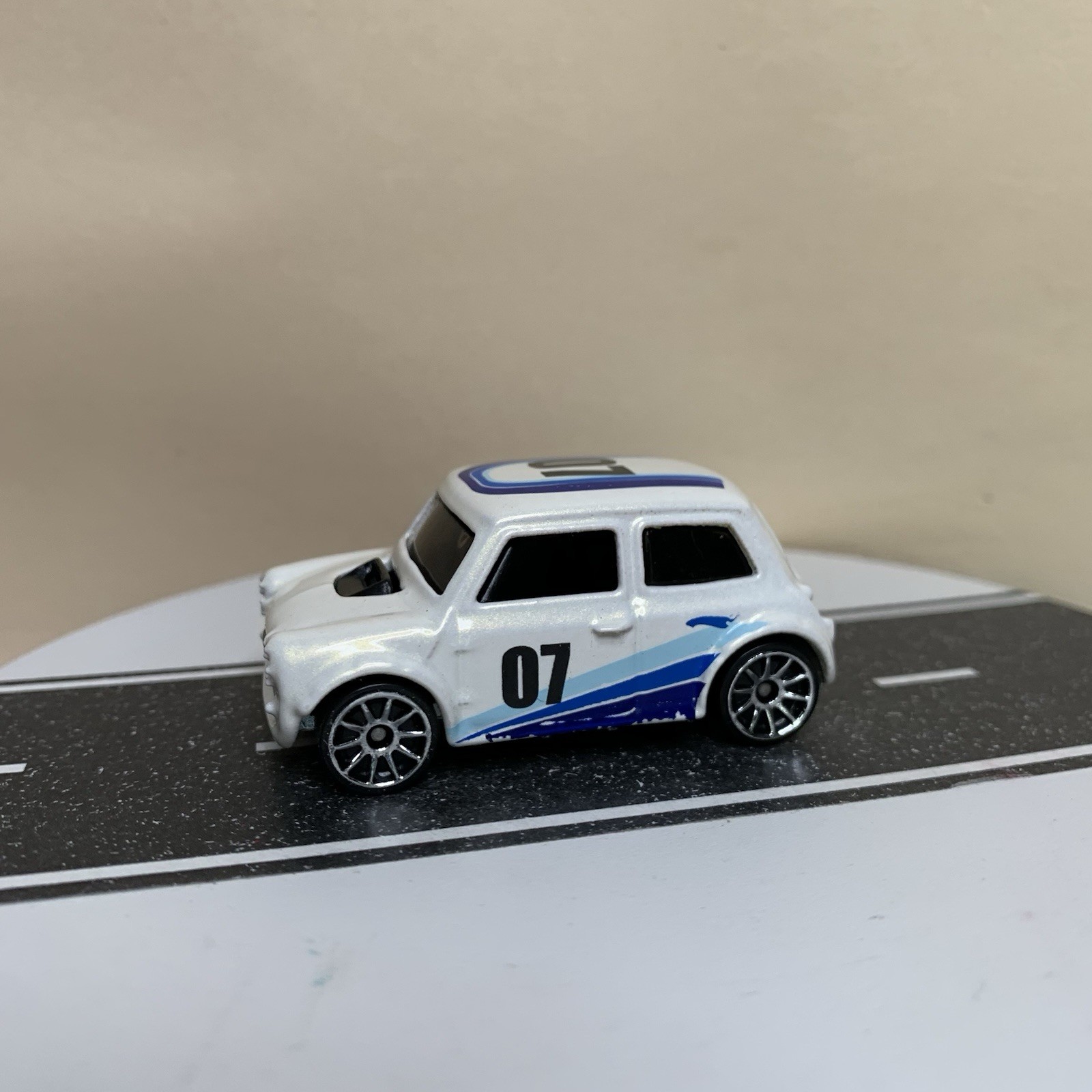 2007 Hot Wheels Pop Offs Series #1/4 #37 Morris Mini White w/Chrome 10 Sp Wheels