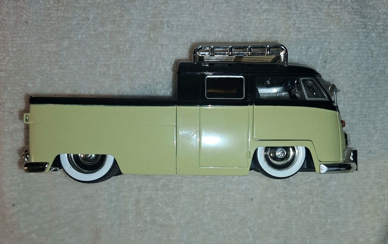 JADA V DUBS 1963 VW BUS PICKUP W RACK 1:24 Black & Tan Volkswagen JADA TOYS