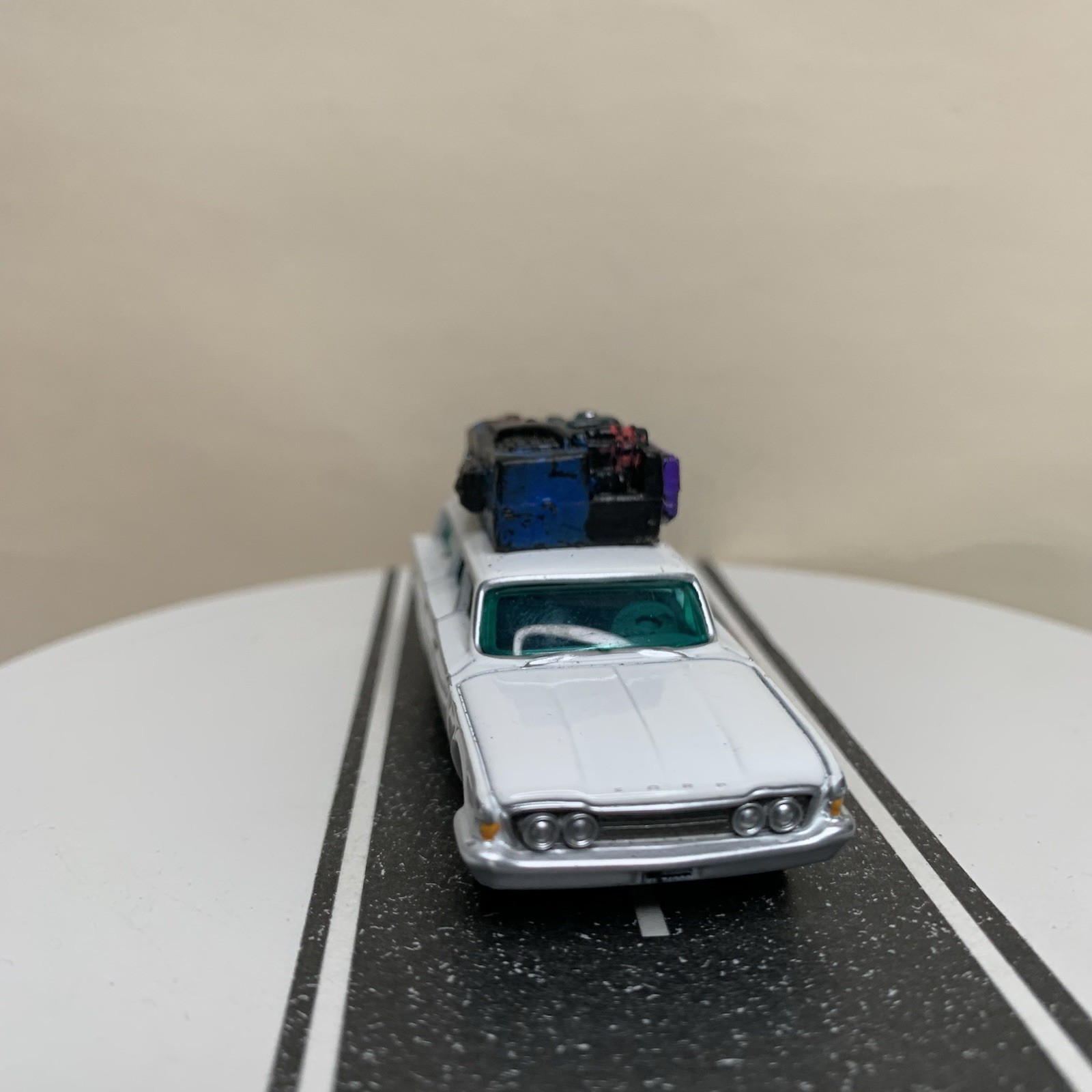 CUSTOM Johnny Lightning 1960 Ford Ranchero Wagon White w/Roof Luggage 1:64 NM