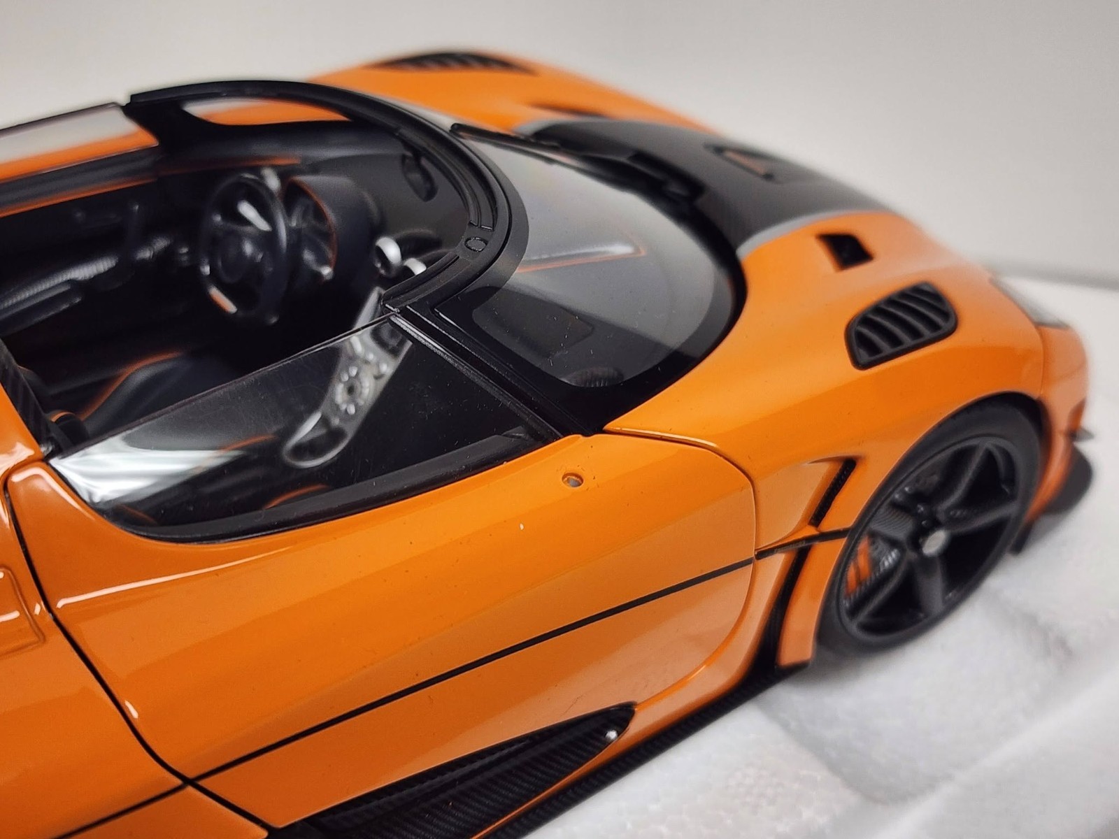 AUTOart: 1/18 autoart model car – Koenigsegg One 1 Agera RS, cone orange/black.