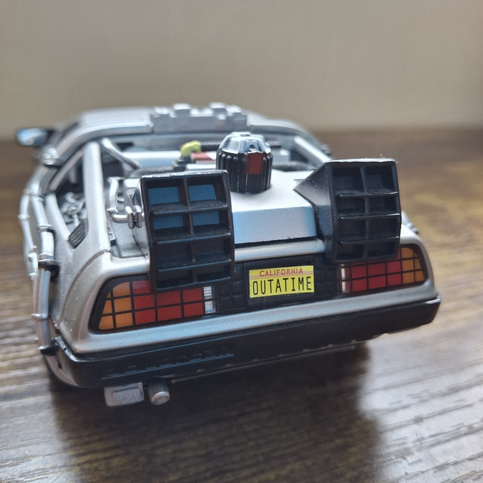 WELLY DeLorean DMC-12 Back to the Future 2 Time Machine Diecast Car Silver 1:24