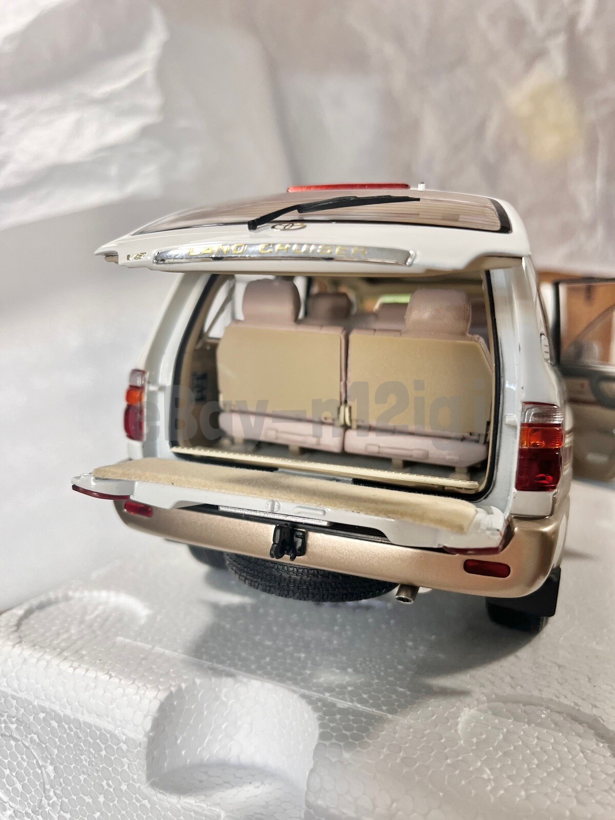 1:18 Scale Toyota Land Cruiser White Diecast Model Car