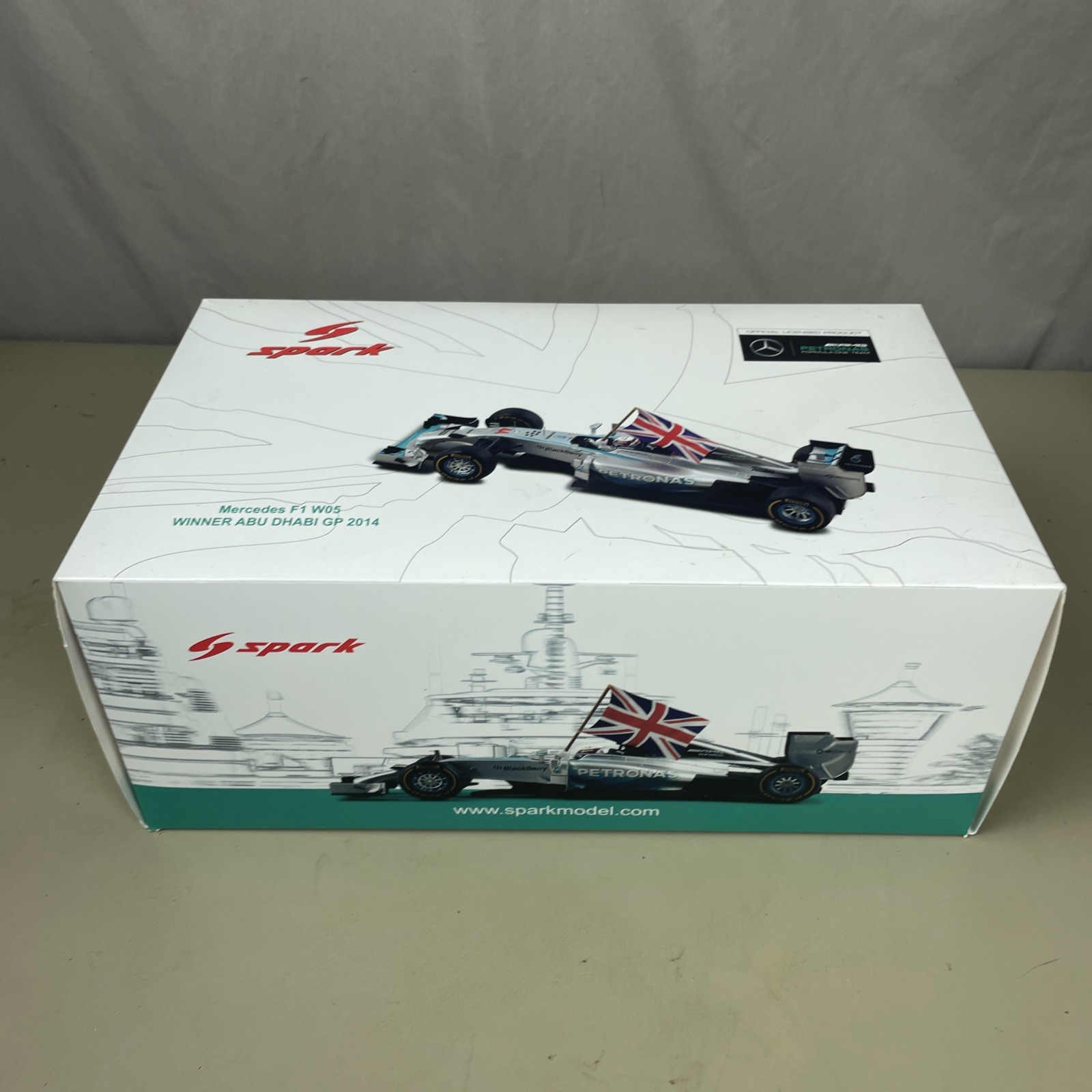 Spark Model 1/18 Lewis Hamilton 2014 Mercedes F1 W05 Winner Abu Dhabi GP 2014