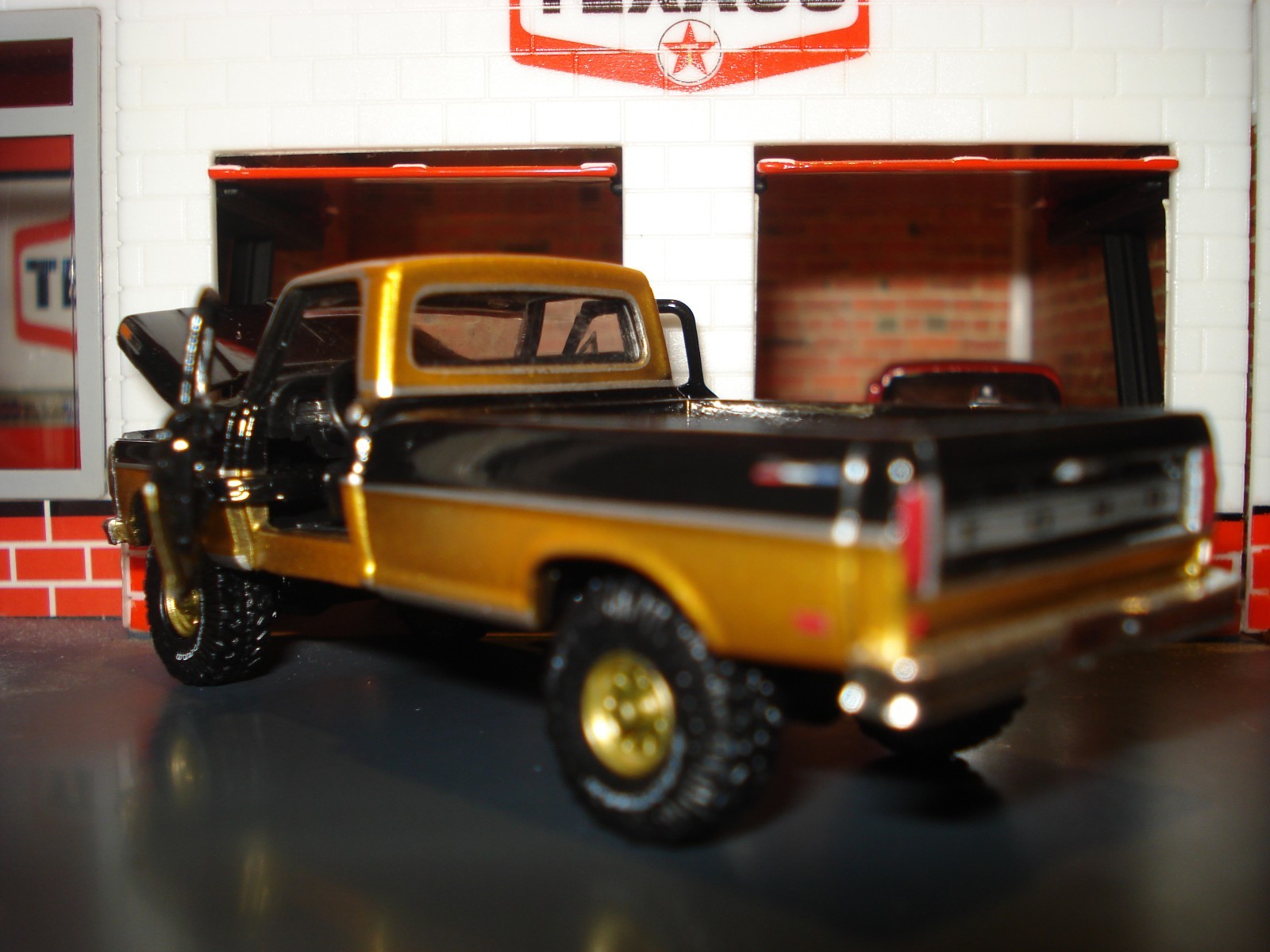 1969 FORD F-100 RANGER 4X4 LONG BOX PICKUP CUSTOM LIMITED EDITION 1/64 M2