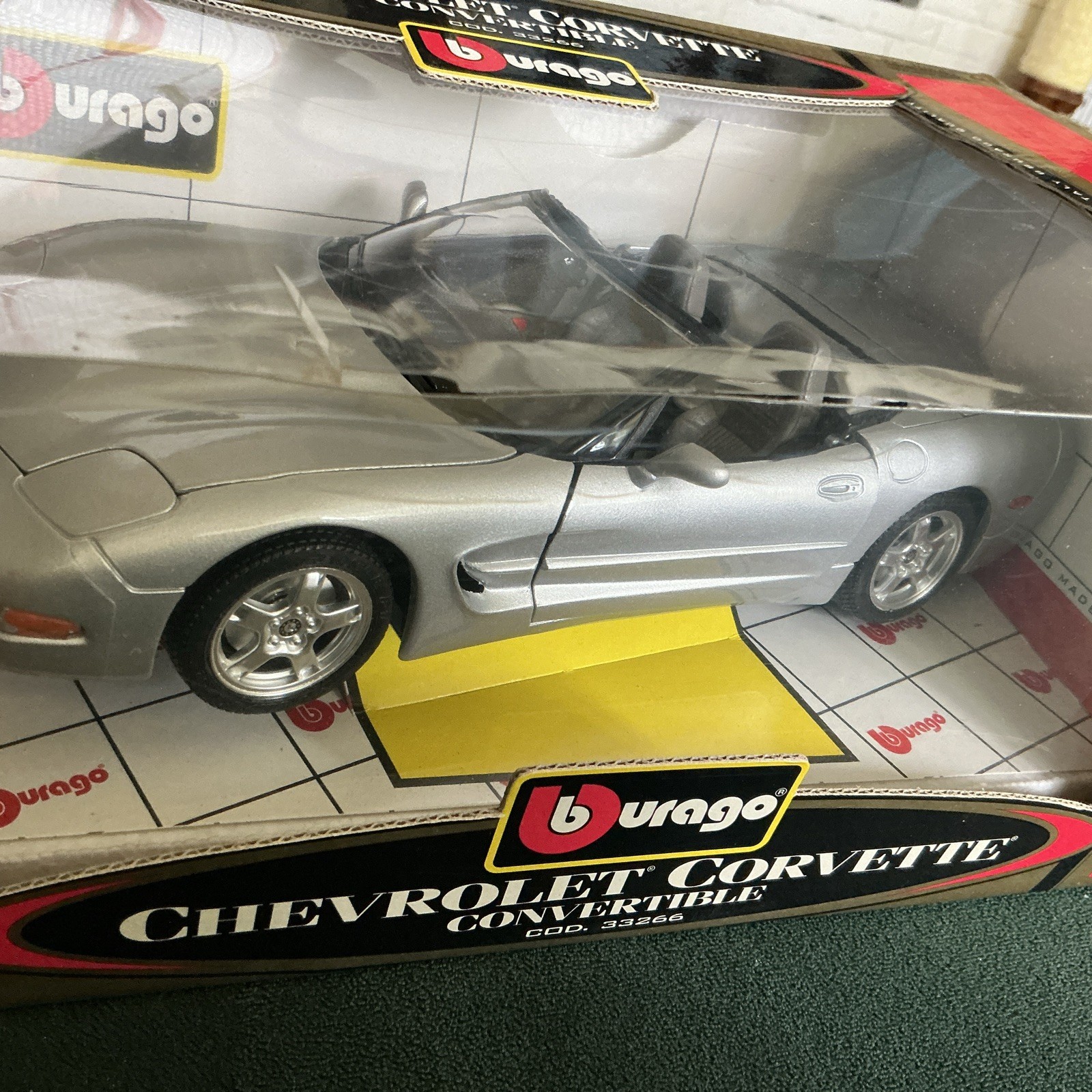 1998 Chevrolet Corvette Convertible Gold Collection #33266 1:18 Diecast Bburago