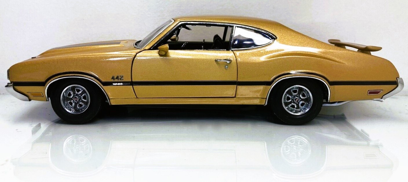 Oldsmobile 442 OLDS Race Car Custom Built1 24Model18Hot Rod12Carousel GOLD1966