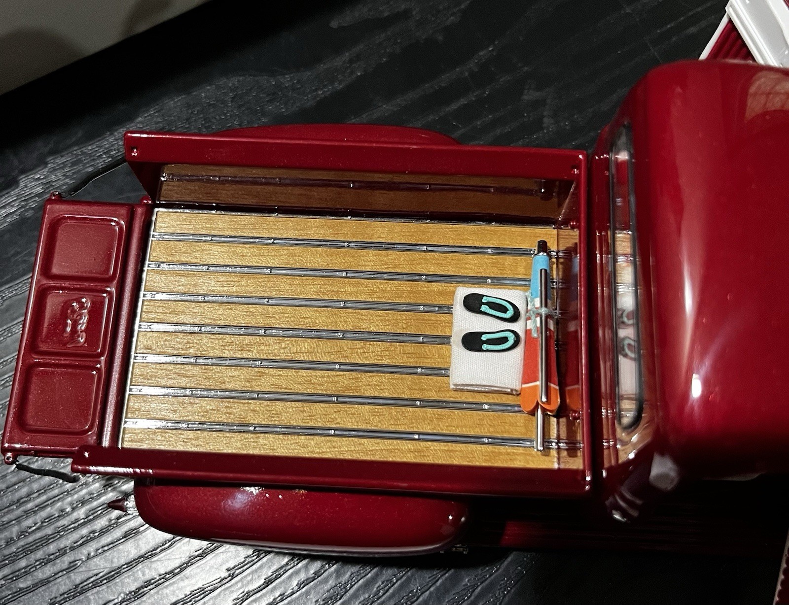 1951 FORD F-150 CUSTOM PICKUP DANBURY MINT CANDY APPLE RED 1:24 DIECAST MODEL