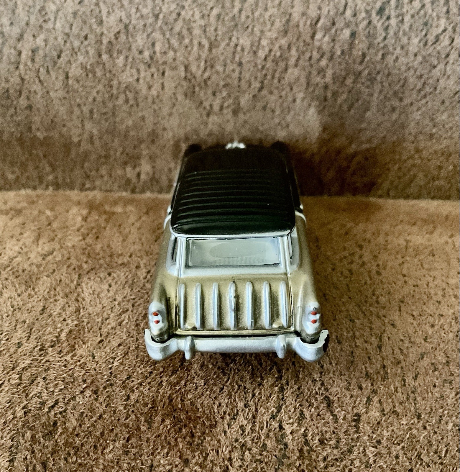 Johnny Lightning 1956 Black/Gold Chevy Nomad – Storage Tin – Very Nice
