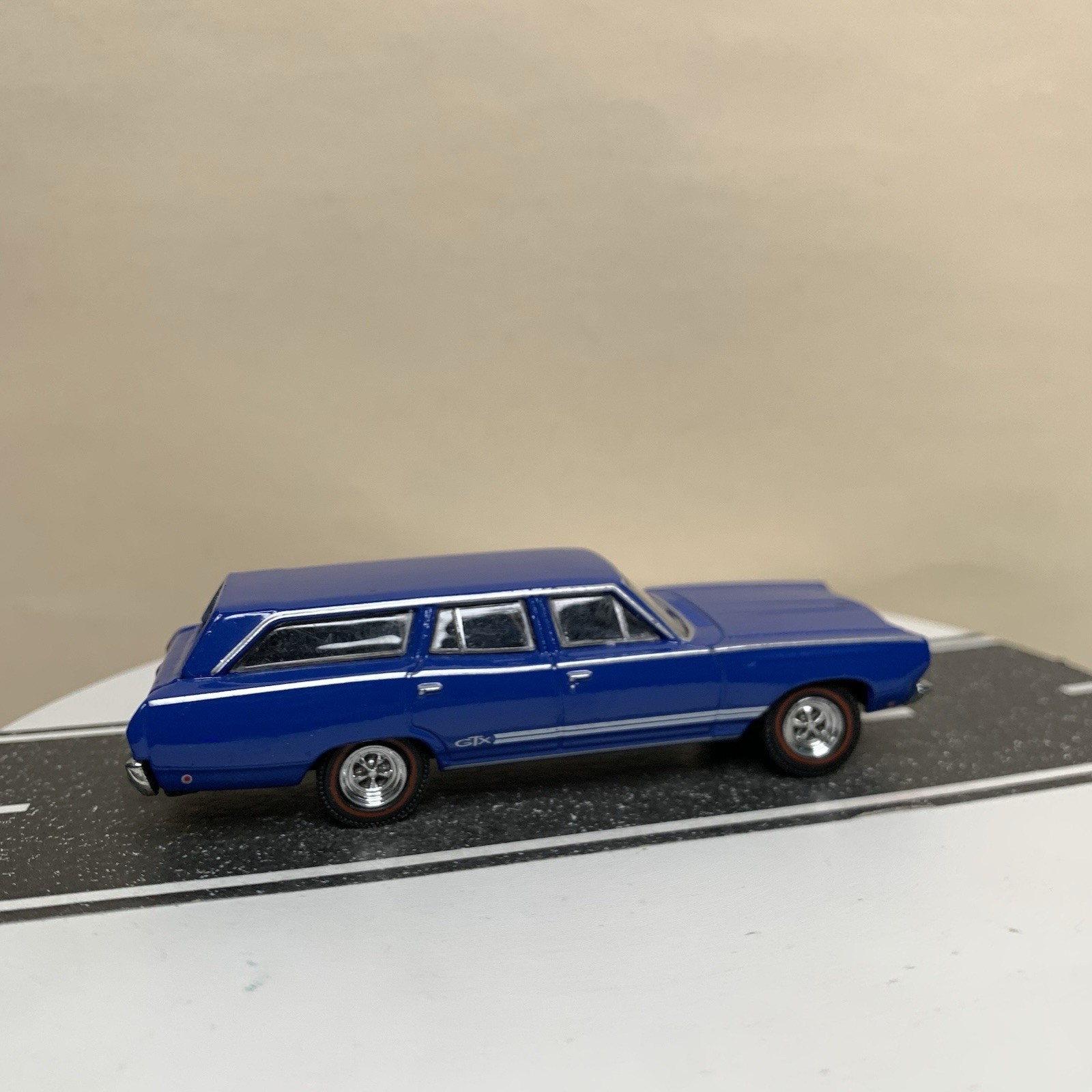 Greenlight Estate Wagons 1968 Plymouth Satellite GTX Tribute Wagon Blue 1:64 NM