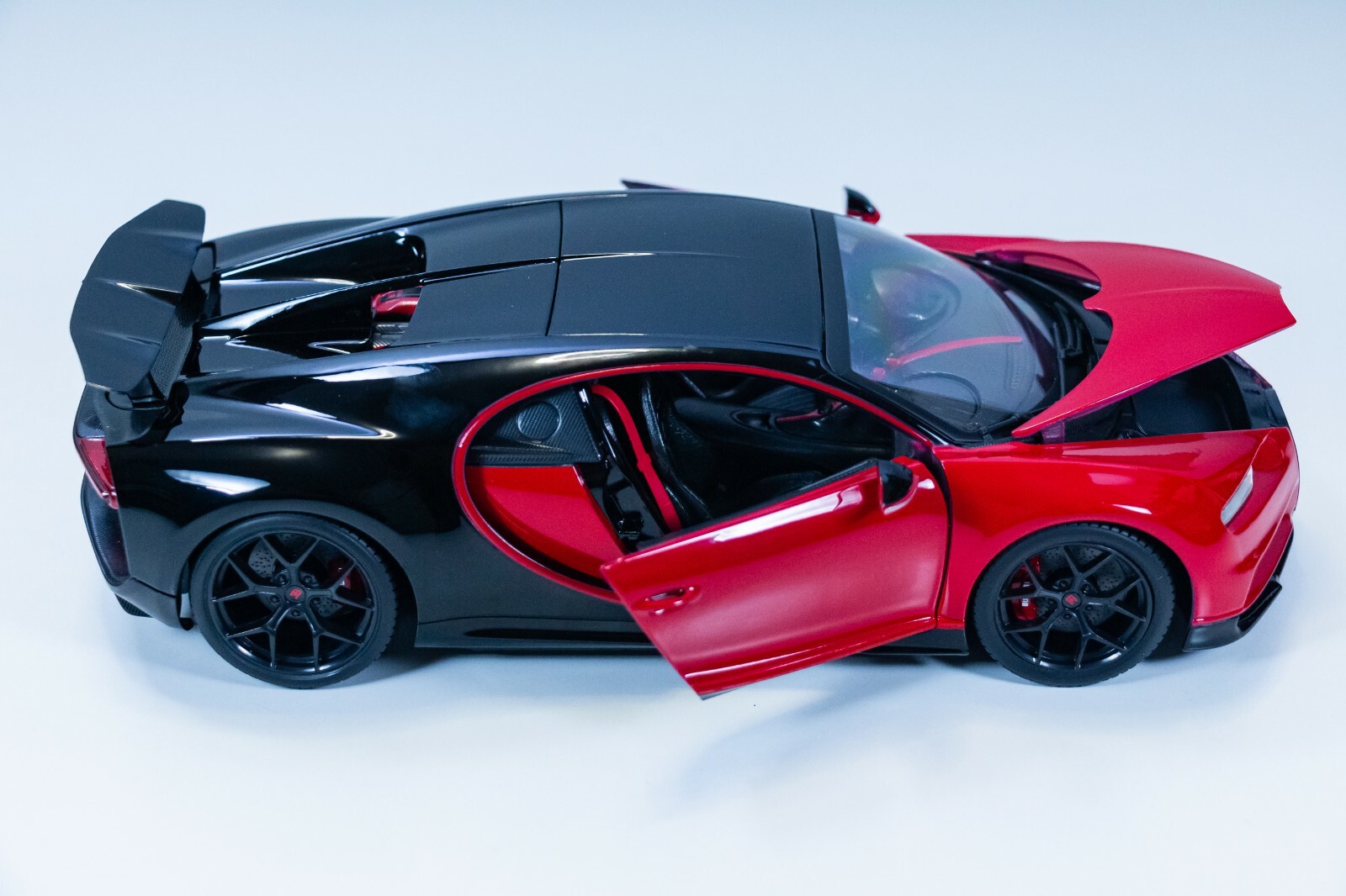 Maisto 1:18 Diecast Model Special Edition – Bugatti Chiron Red / Black