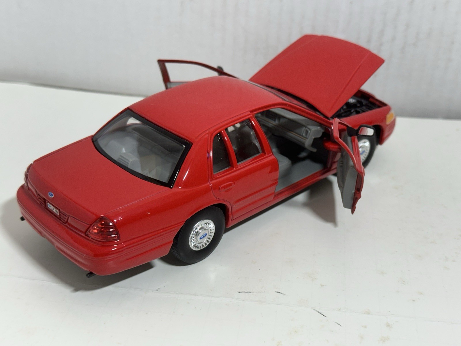 WELLY 1999 FORD CROWN VICTORIA RED 1:24 DIECAST MODEL NEW NO BOX