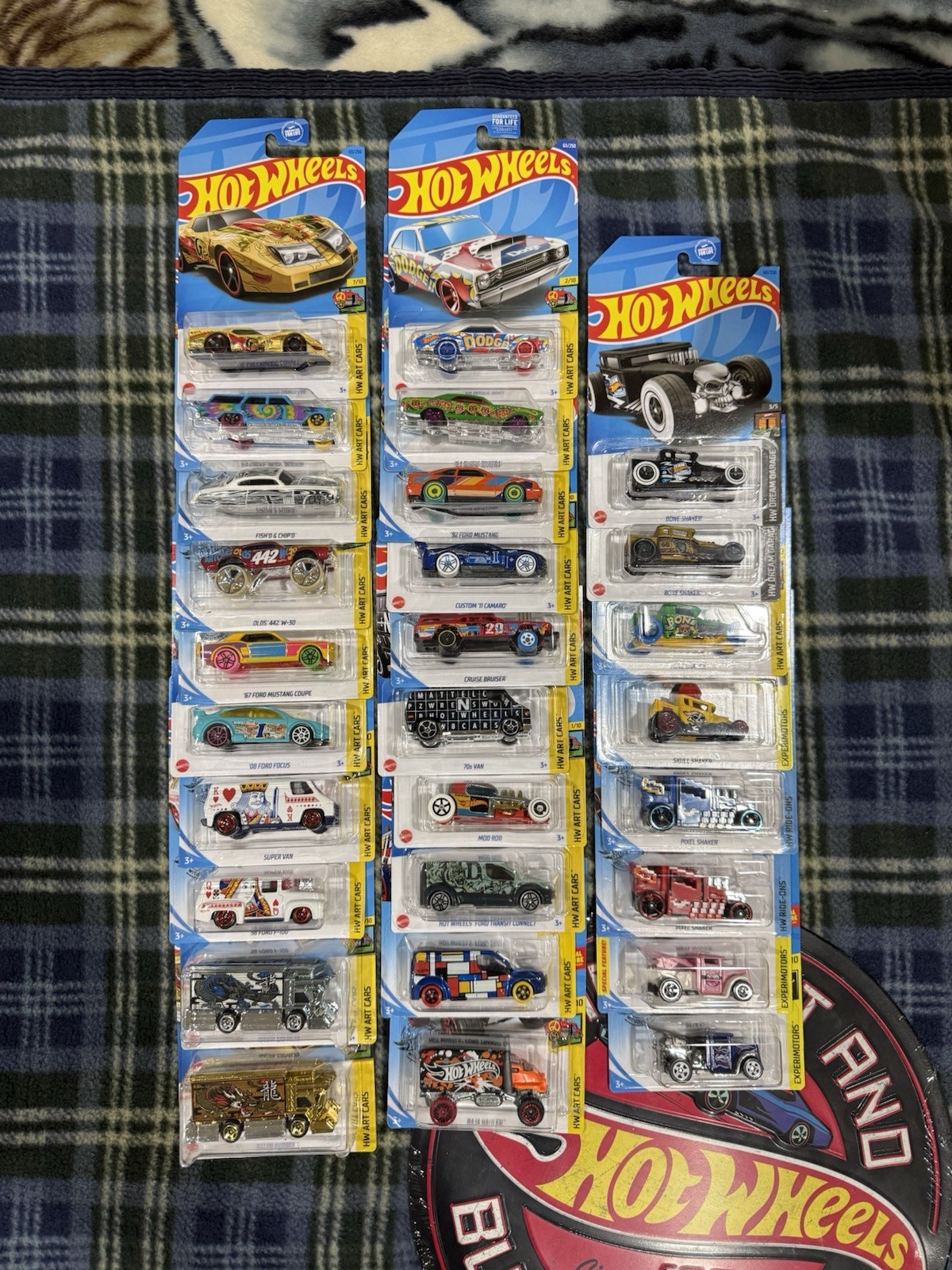 Hot Wheels Art Lot Of 28 Cars,vans, Mustang, Camaro, Bone Shaker, And More