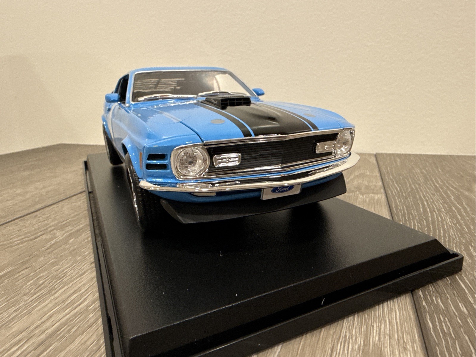 BACK IN** 1970 Ford Mustang Mach 1 – Blue 1/18 Scale Maisto Exclusive Style