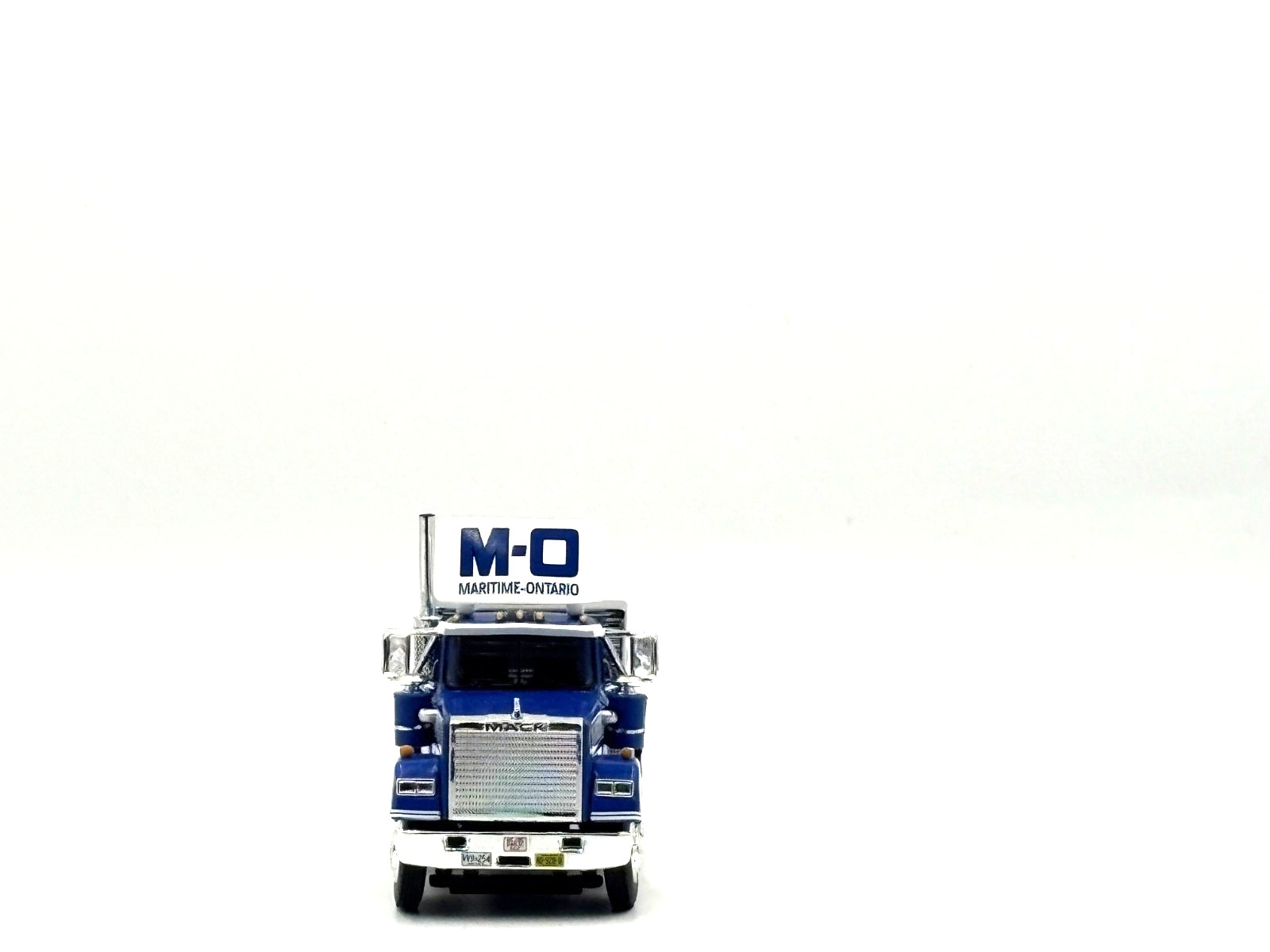 DCP 1/64 Super Liner Day Cab with Reefer Maritime – Ontario 69-2273