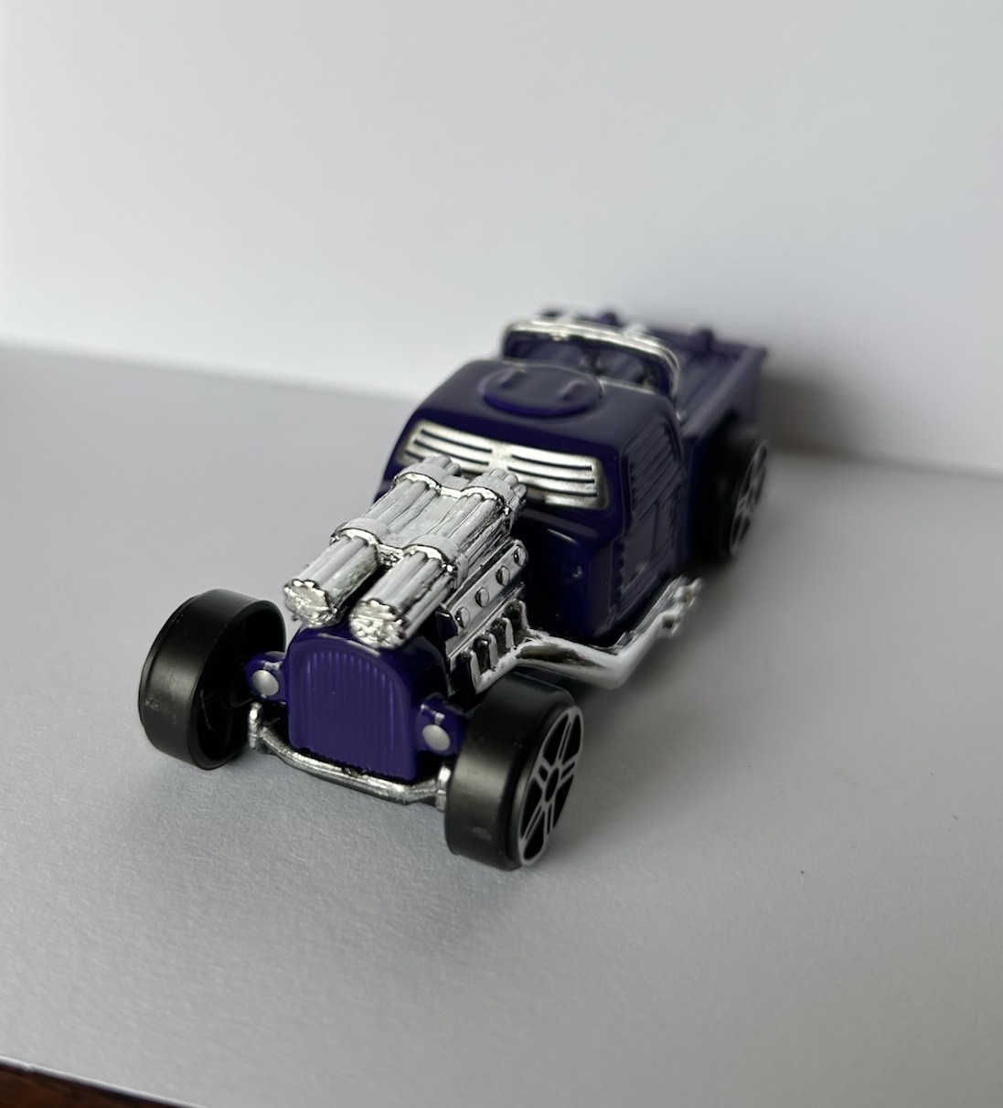 Maisto Purple Leadslinger Diecast Truck 1:64 Scale Transportation Memorabilia