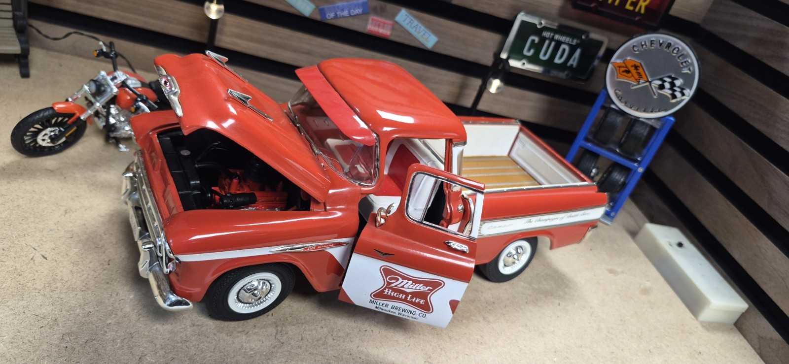 1/18 AUTOWORLD 1957 CHEVROLET CAMEO MILLER BREWING CO PICK UP TRUCK RED NO BOX .