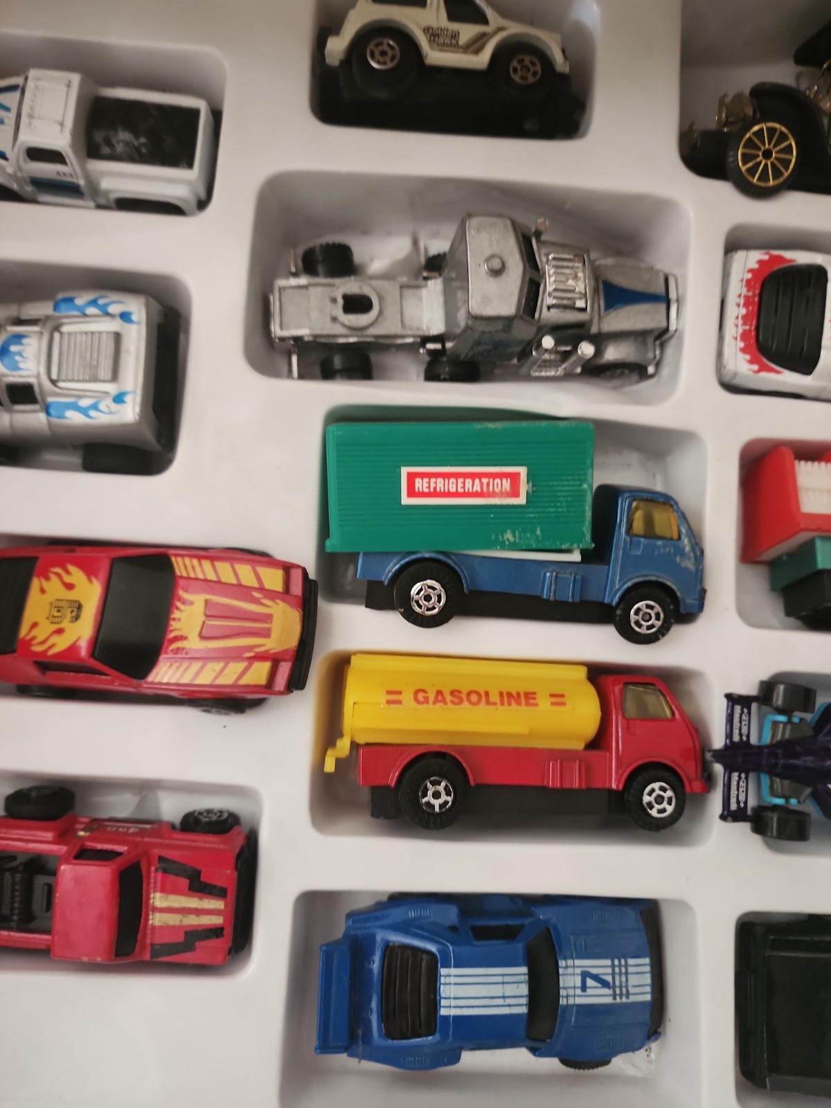 Lot VINTAGE HOTWHEELS Diecast Toy Vehicle Car 24 Cars In Tray
