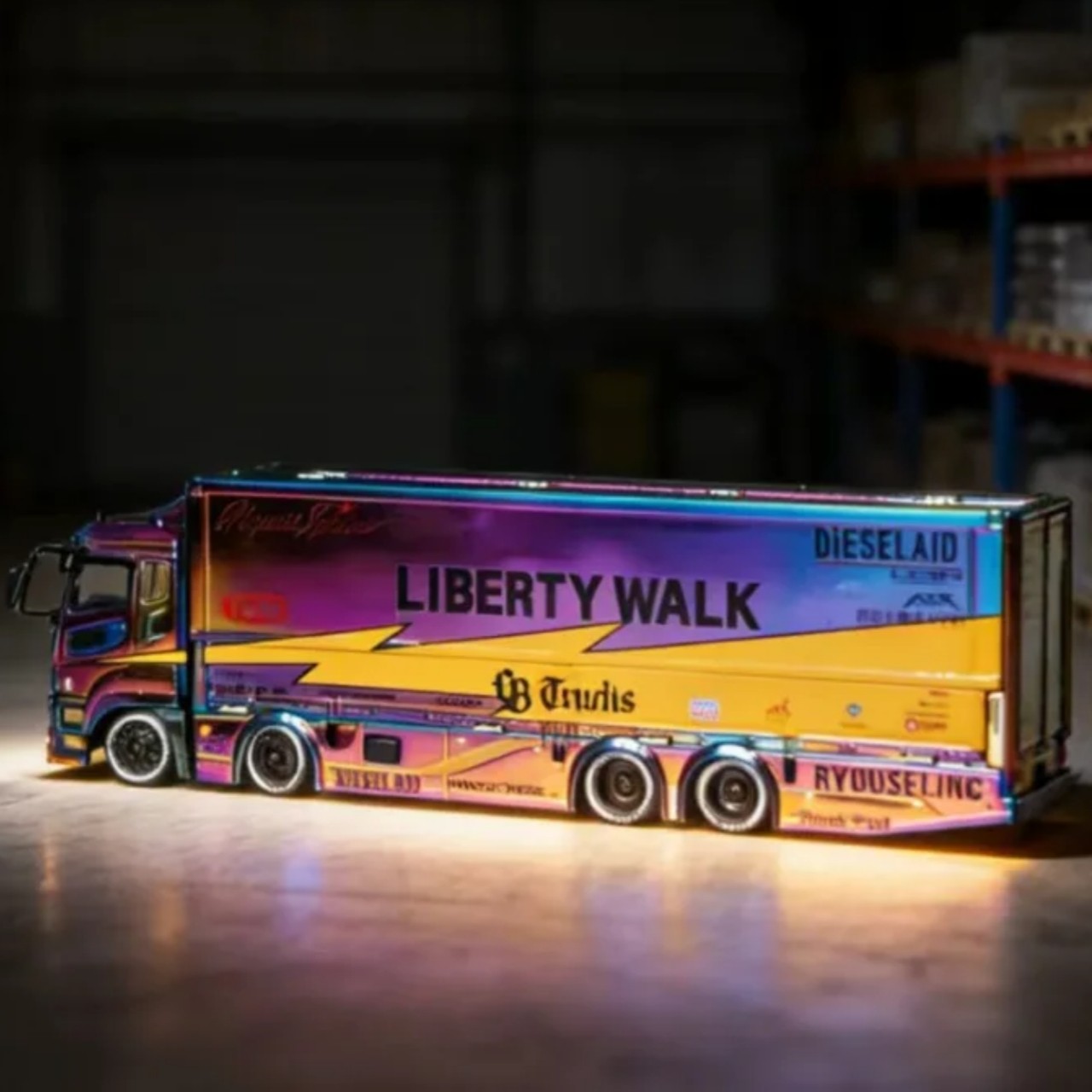 GCD 1/64 LB-TRUCKS Mitsubishi Fuso Super Great Chameleon Chrome Transporter