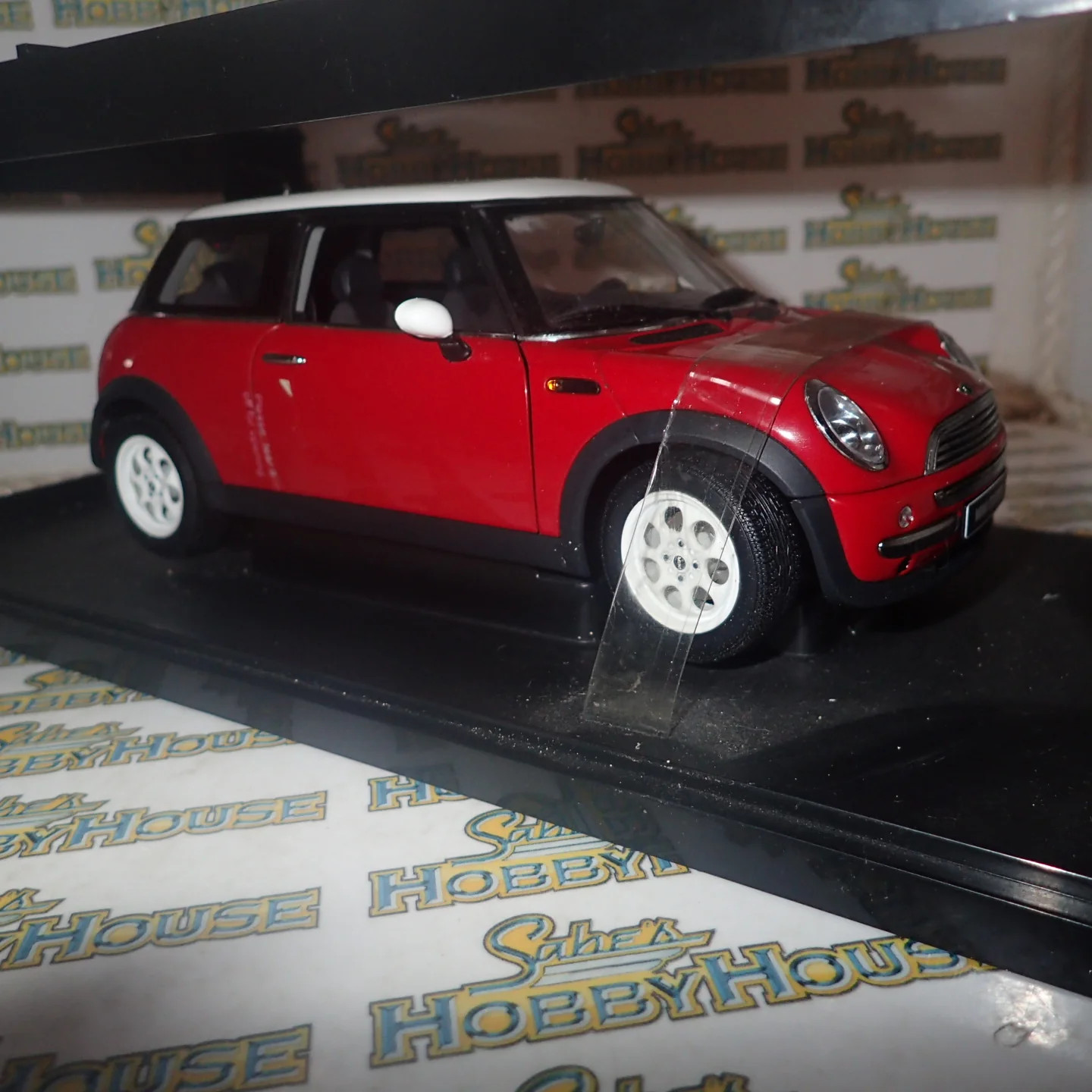 AutoArt 74822 – 1/18 Scale – BMW Mini Cooper Red