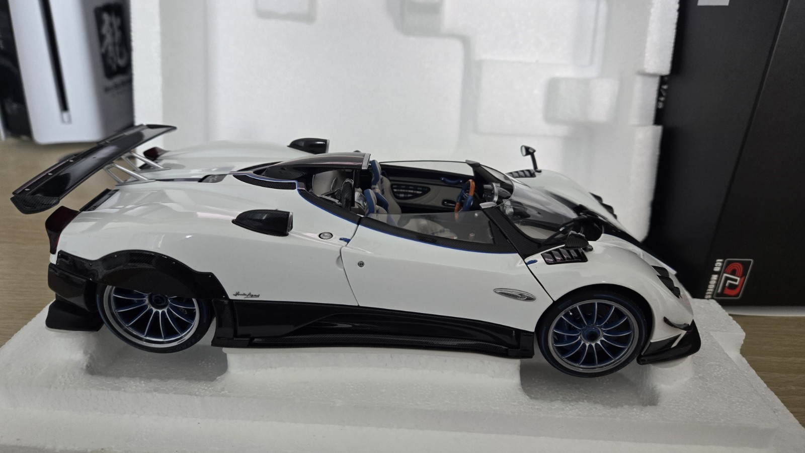 1/18 LCD Pagani ZONDA HP Barchetta White in MINT Condition.