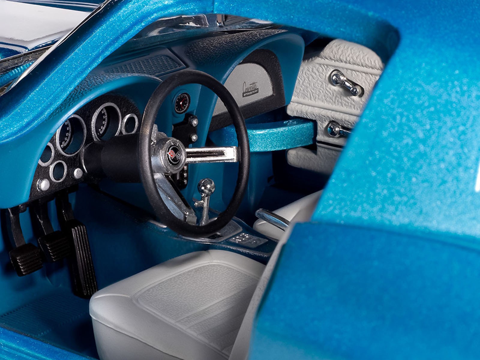 1967 CHEVROLET CORVETTE STINGRAY LIGHT BLUE 1/18 DIECAST BY AUTO WORLD AMM1376