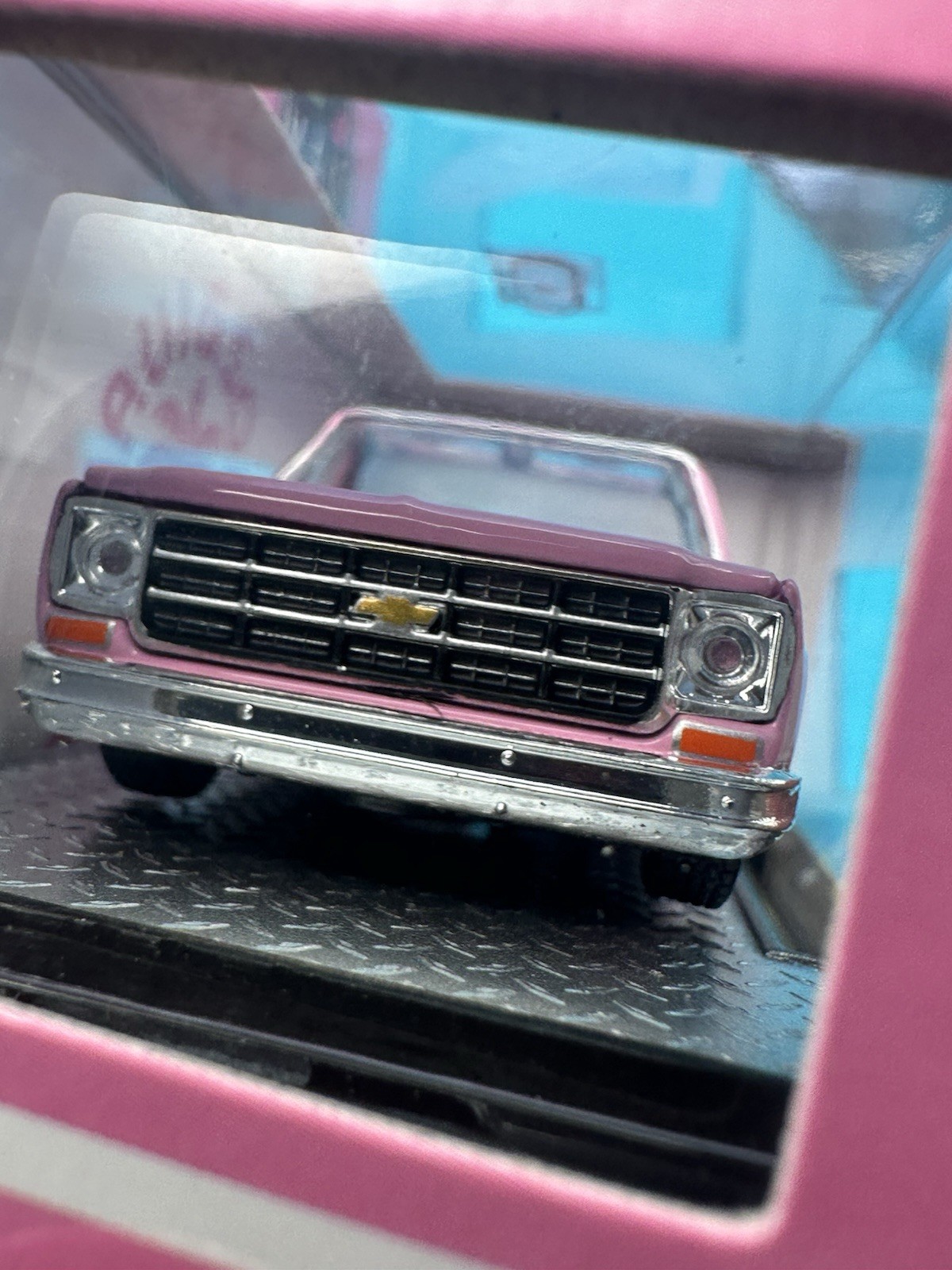 M2 Machines 1979 Chevrolet Silverado Stepside Maui & Sons Pink W/Surfboard K1