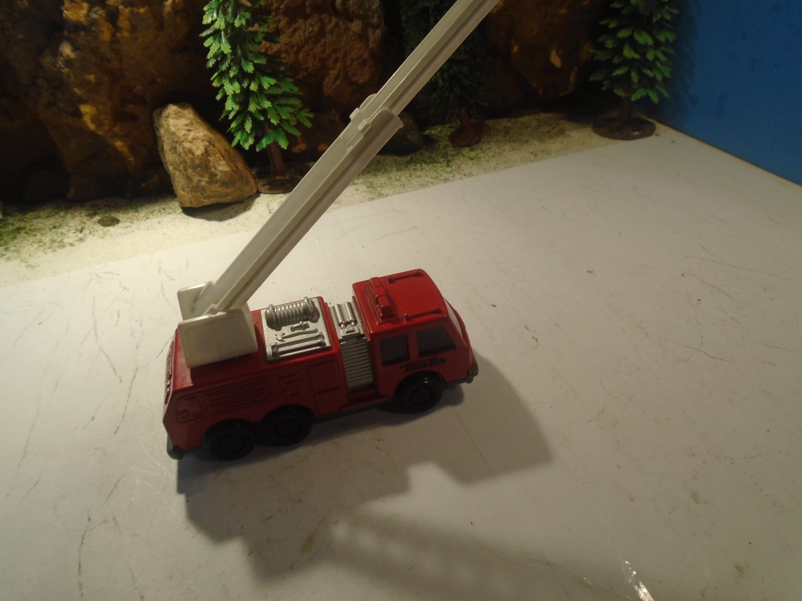 TONKA 1/64 SCALE RED DIECAST FIRE AIRAL LADDER TRUCK 1-185-1