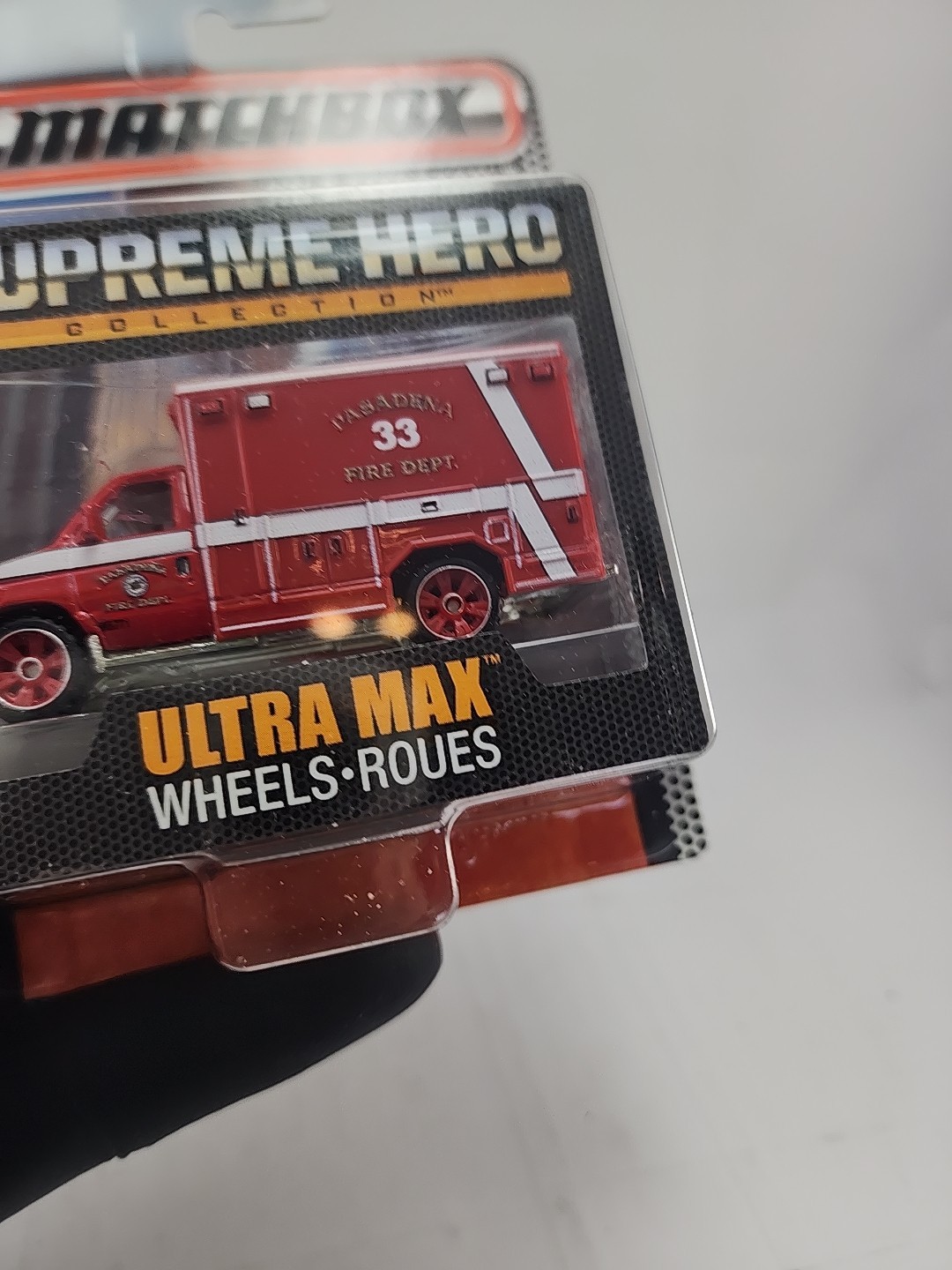 MATCHBOX Ford E-350 Ambulance Supreme Hero Collection 2015