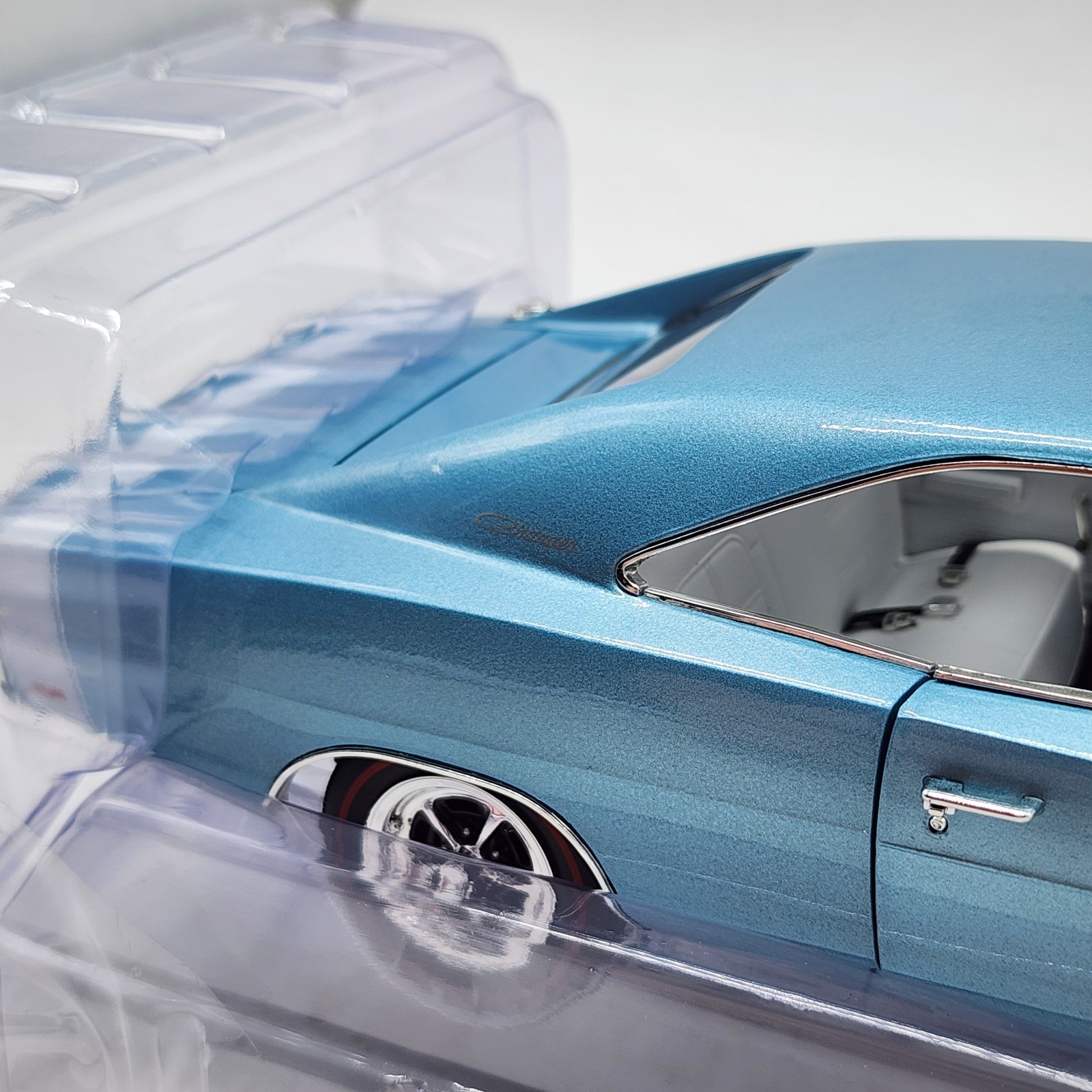 57Z Auto World 1:18 1969 Dodge Charger American Muscle Rare Color Variant