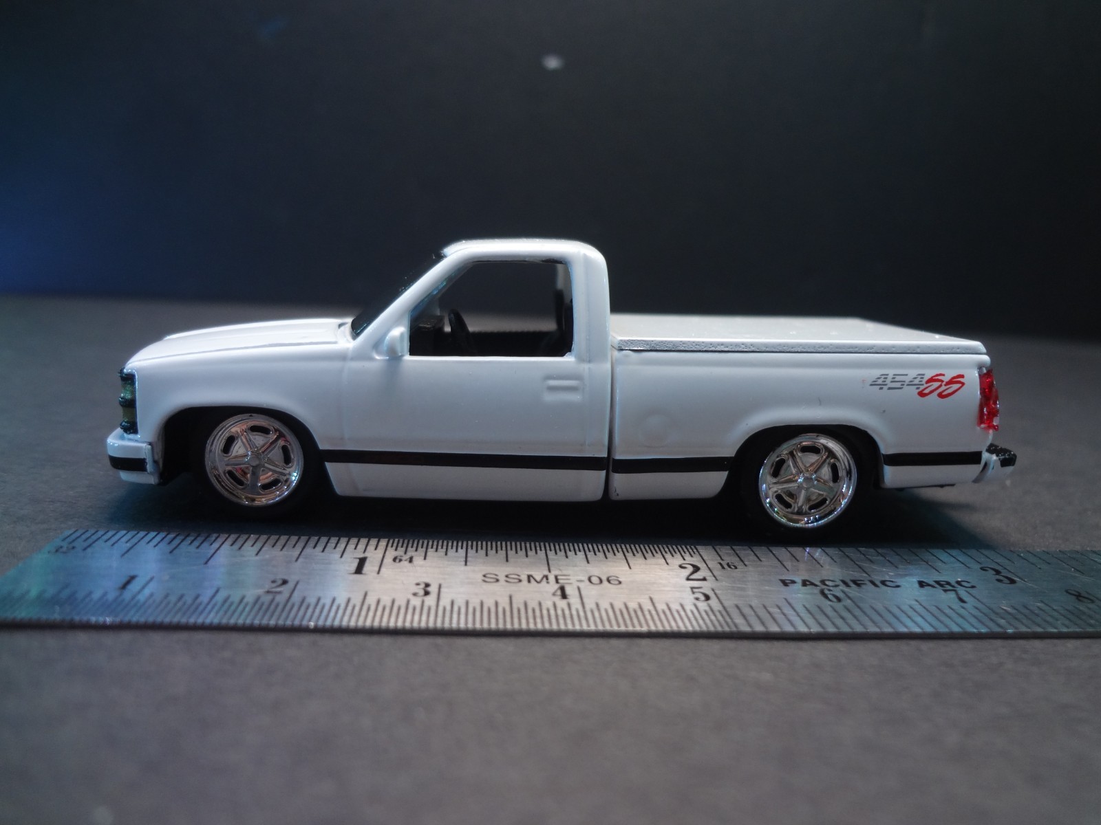 M2 Machines 1993 Chevrolet C1500SS 454 white – Loose 1:64