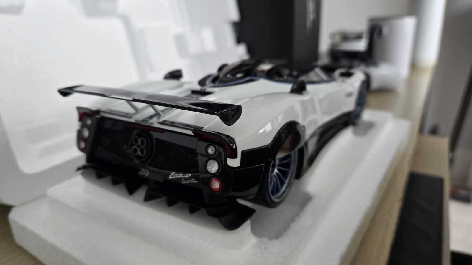 1/18 LCD Pagani ZONDA HP Barchetta White in MINT Condition.