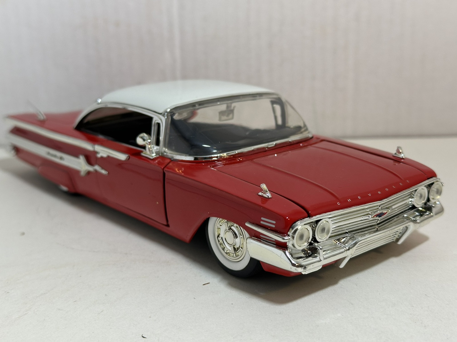 JADA SHOWROOM FLOOR 1960 CHEVY IMPALA RED 1:24 DIECAST MODEL CAR NEW NO BOX
