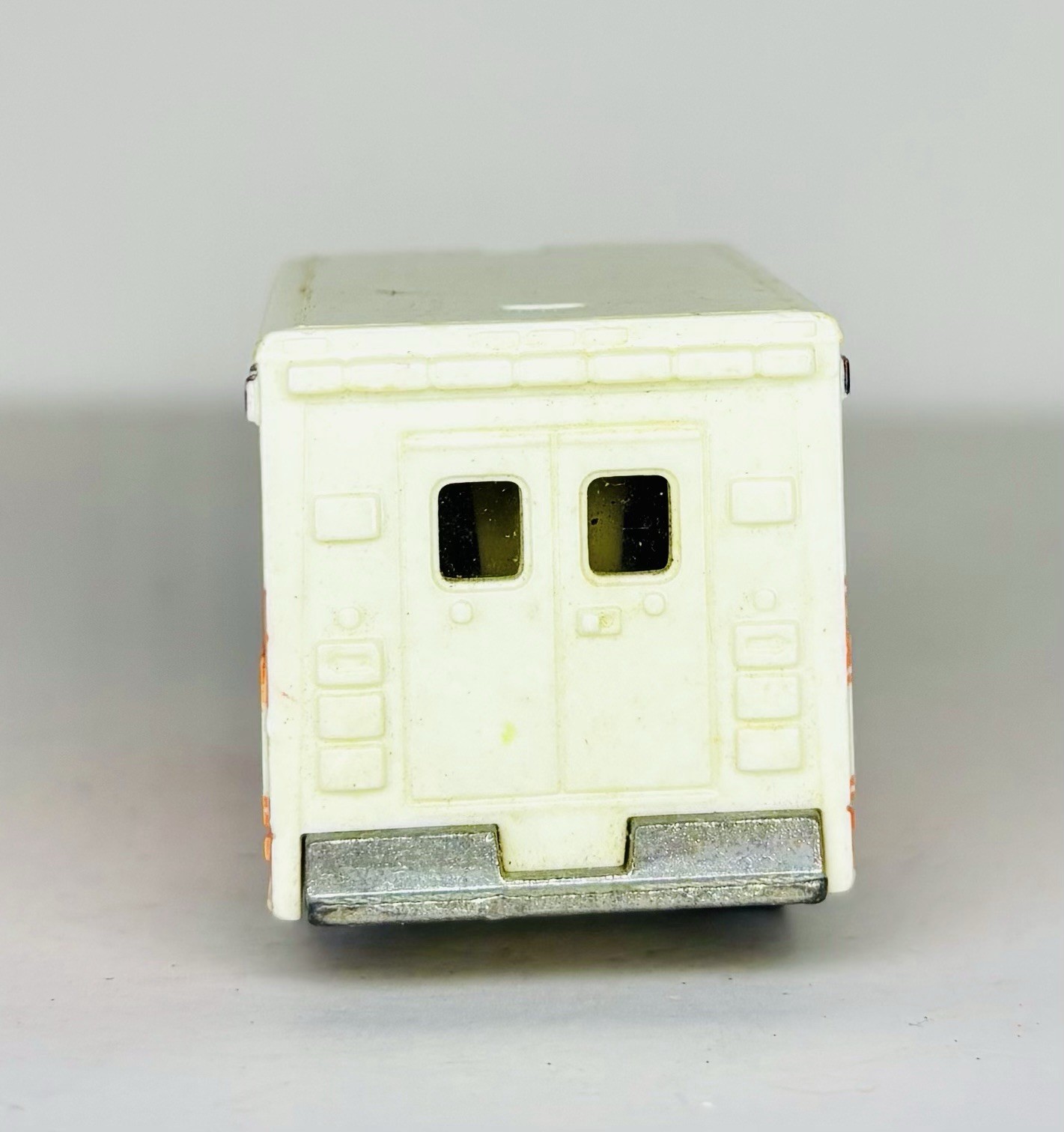2009 Mattel Ford E-350 Ambulance Made In Thailand