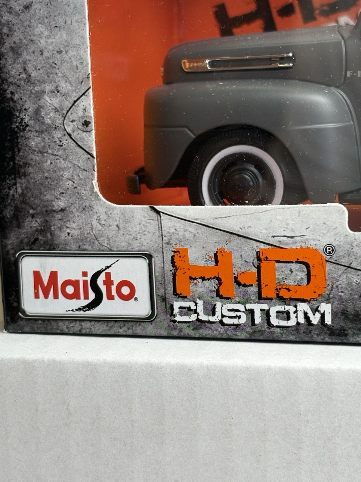 Maisto H-D Custom – 1:24 Scale Gray 48 Ford F1 & 42 WLA Flathead – Harley