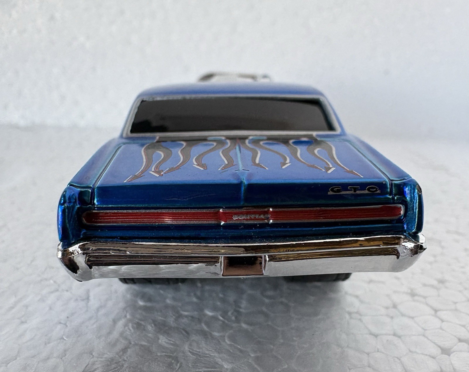 Muscle Machines 1965 Pontiac GTO Blue w/ Flames Chrome Blower 1/64 Diecast Car